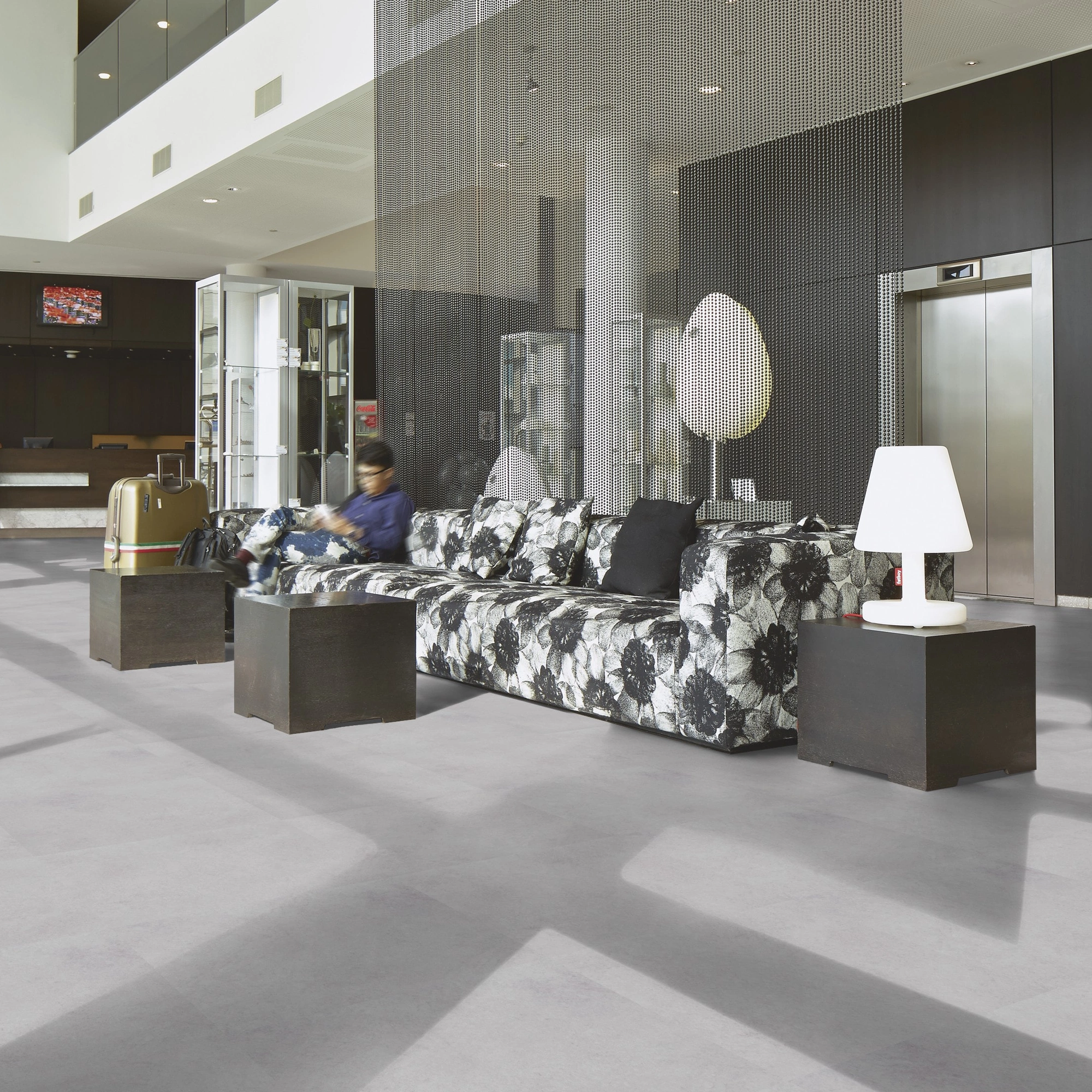 Milieubild Hotellobby mit Rezeption - Forbo Flooring Klebe-Vinyl Allura Dryback 0.55 Material Light Cement Milieubild Hotellobby mit Rezeption - Forbo Flooring 243649