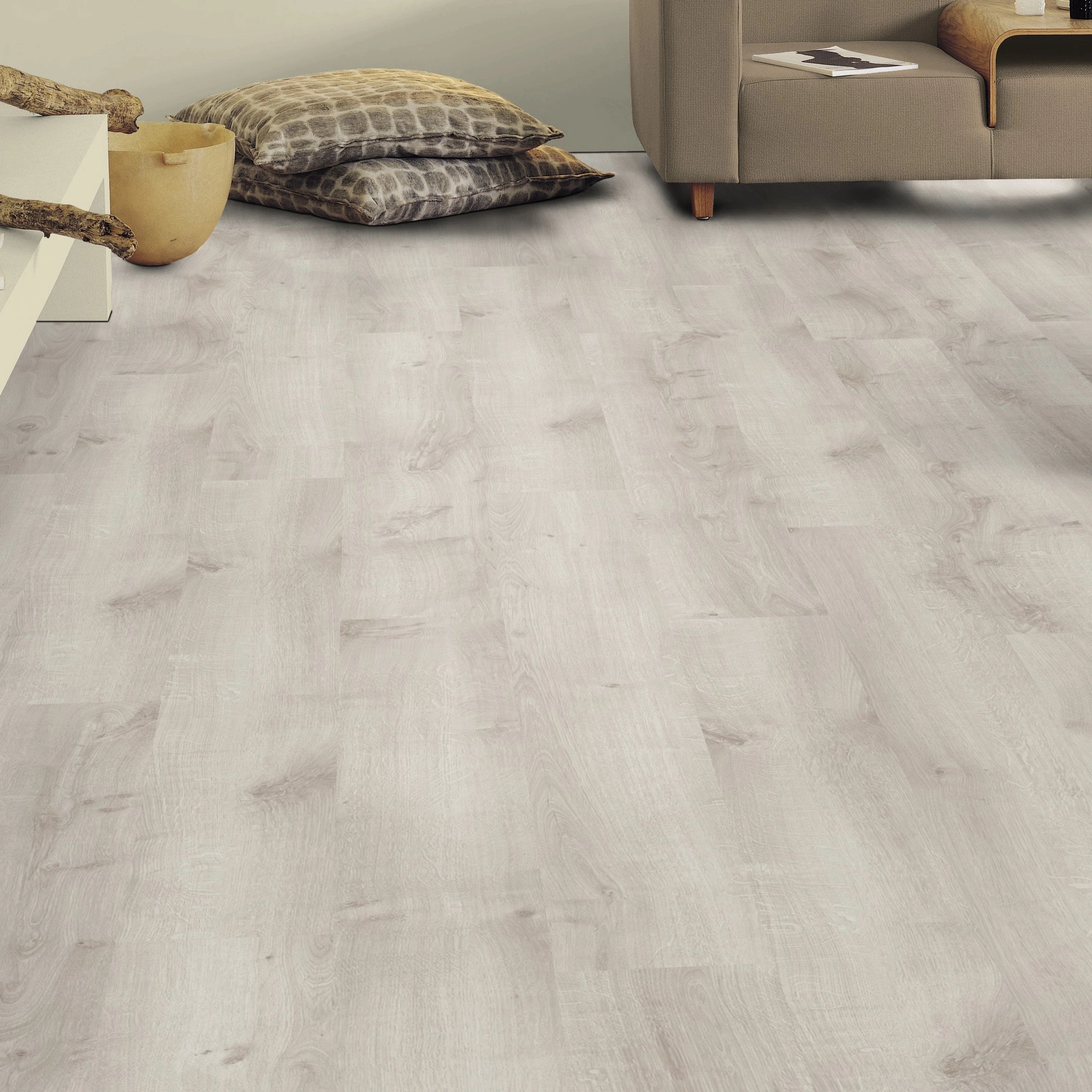 Milieubild Wohnzimmer mit Sideboard - Tarkett Klebe-Vinyl iD Inspiration 30 CLASSICS Rustic Oak Light Grey Milieubild Wohnzimmer mit Sideboard - Tarkett 24524026