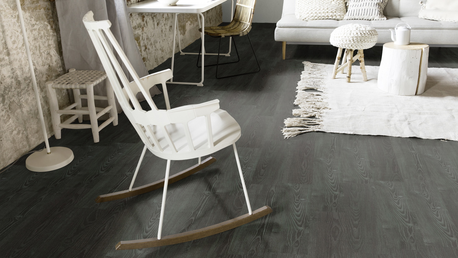 Milieubild Wohnzimmer mit Schaukelstuhl im skandinavischen Stil - Forbo Flooring 243618