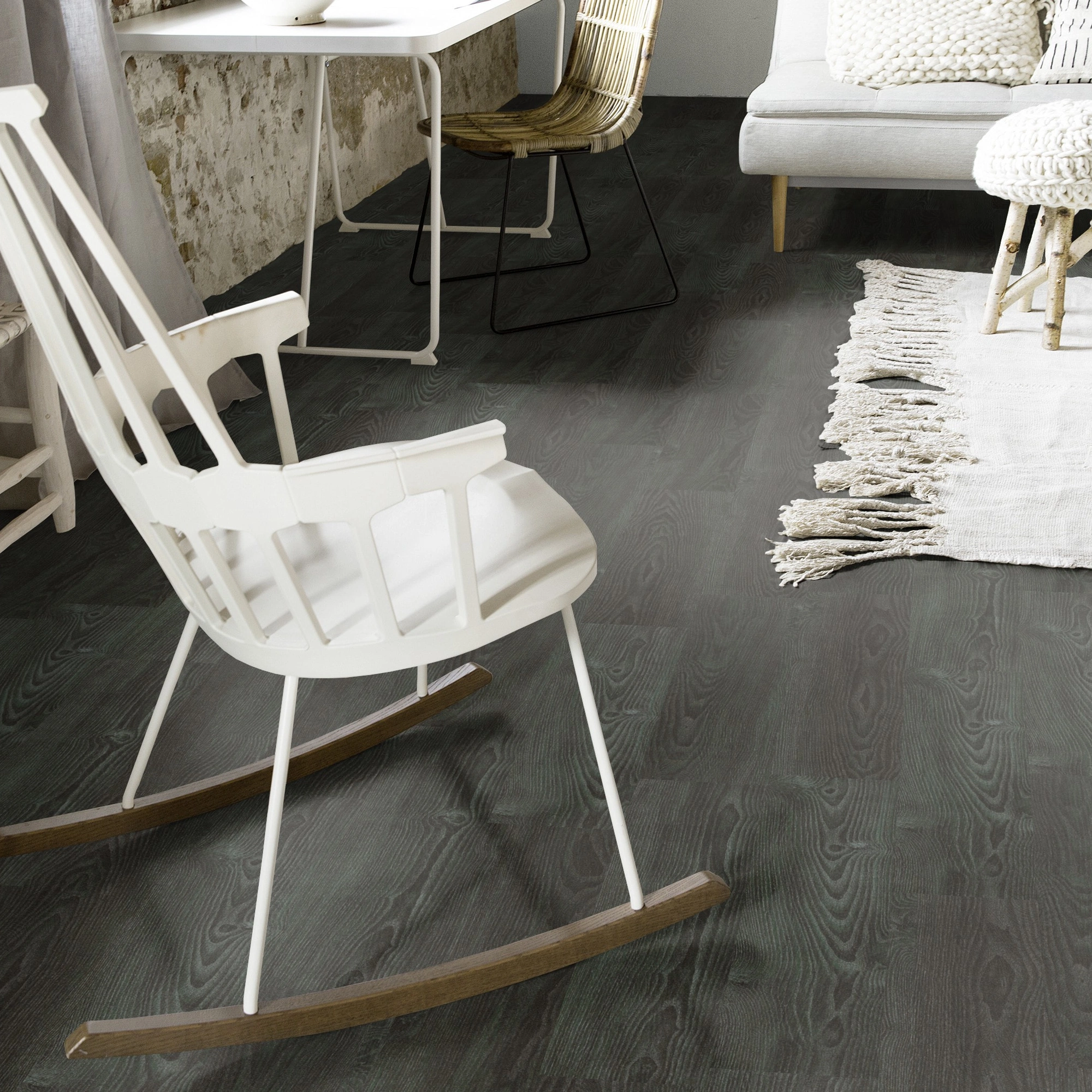 Milieubild Wohnzimmer mit Schaukelstuhl im skandinavischen Stil - Forbo Flooring Klebe-Vinyl Allura Dryback 0.55 Wood Forest Ash Milieubild Wohnzimmer mit Schaukelstuhl im skandinavischen Stil - Forbo Flooring 243618