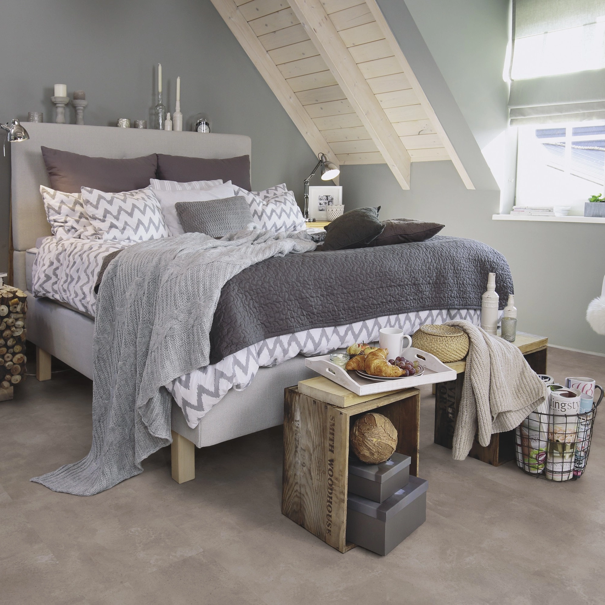 Milieubild Schlafzimmer im modernen Dachgeschoss - wineo Klebe-Bioboden PURLINE wineo 1000 stone L Urban Concrete Smoke Milieubild Schlafzimmer im modernen Dachgeschoss - wineo PL318R