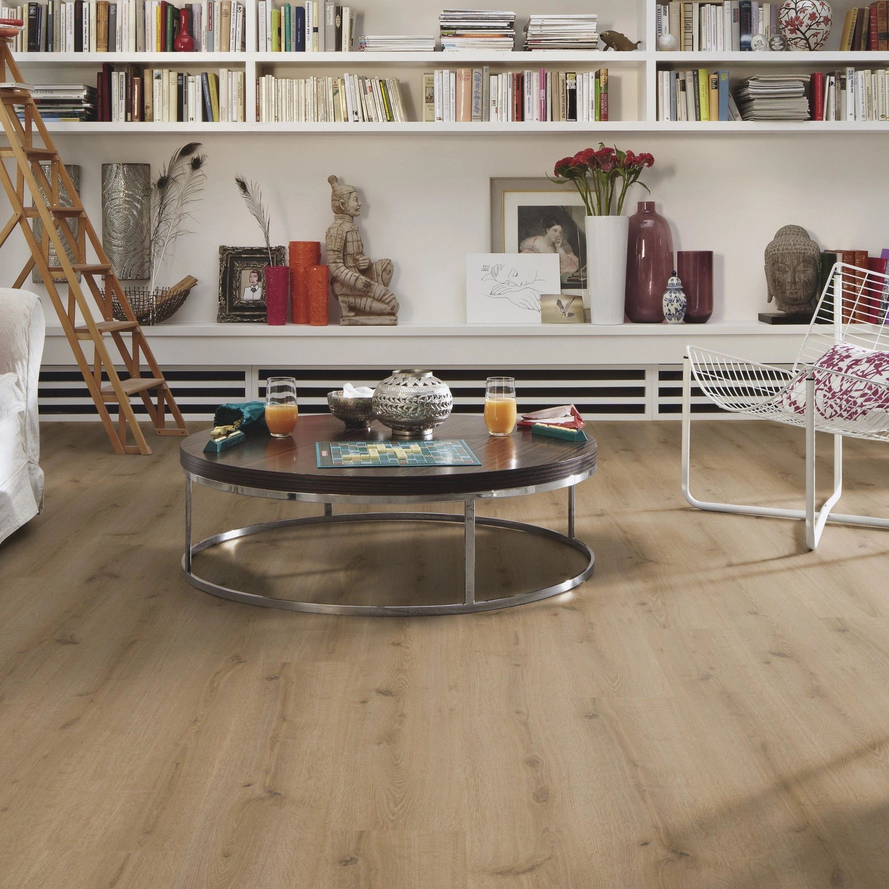 Milieubild Wohnzimmer mit großem Bücherregal - MEISTER Laminat LC 150 Turmeiche creme Milieubild Wohnzimmer mit großem Bücherregal - MEISTER 600014-1288198-07120