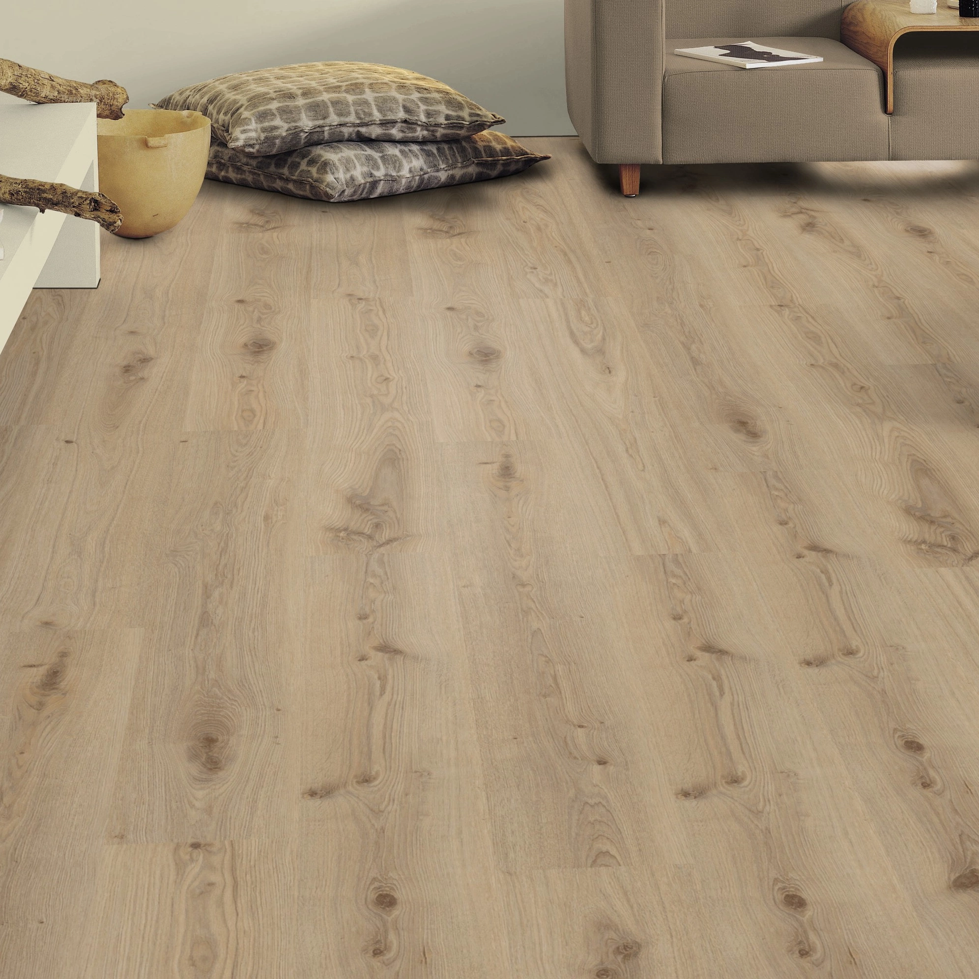 Milieubild Wohnzimmer mit Sideboard - Tarkett Klebe-Vinyl Essence 55 Primary Oak Natural Milieubild Wohnzimmer mit Sideboard - Tarkett 260053004