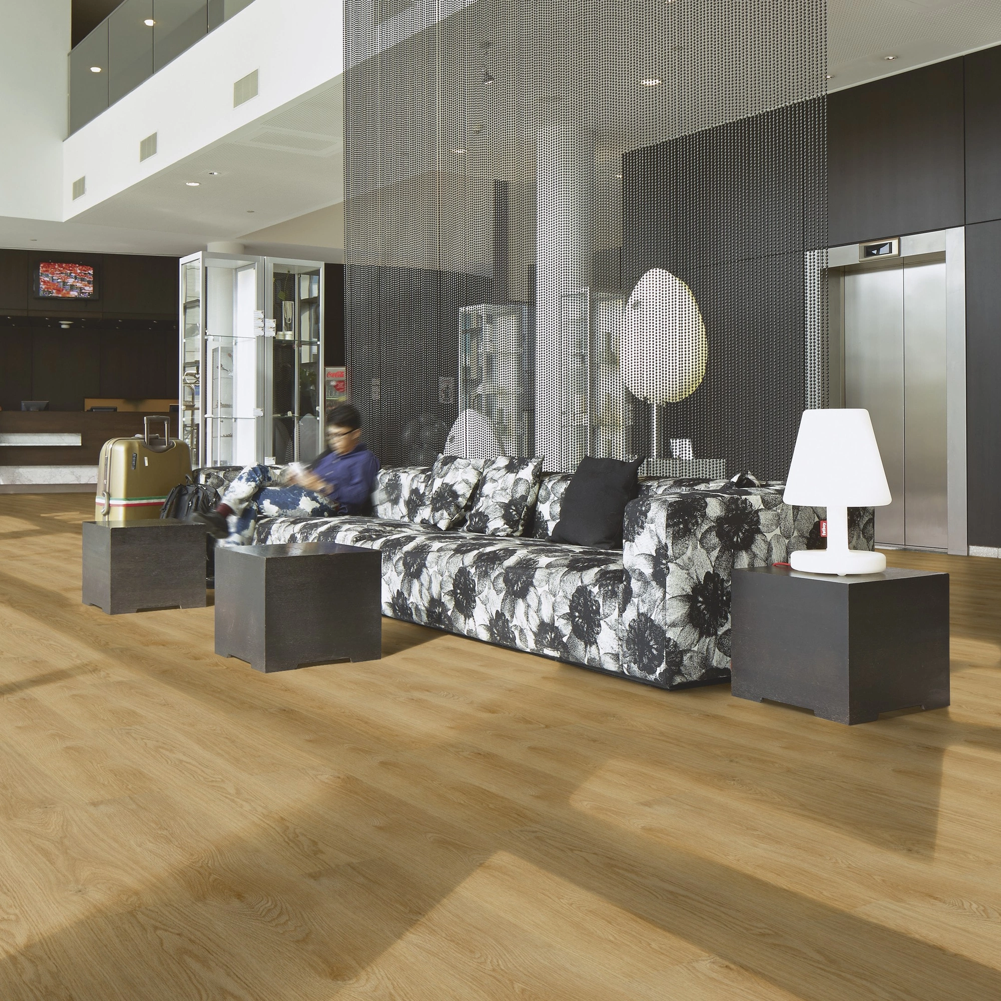 Milieubild Hotellobby mit Rezeption - Forbo Flooring Klebe-Vinyl Enduro Dryback Wood Pure Oak Milieubild Hotellobby mit Rezeption - Forbo Flooring 217620
