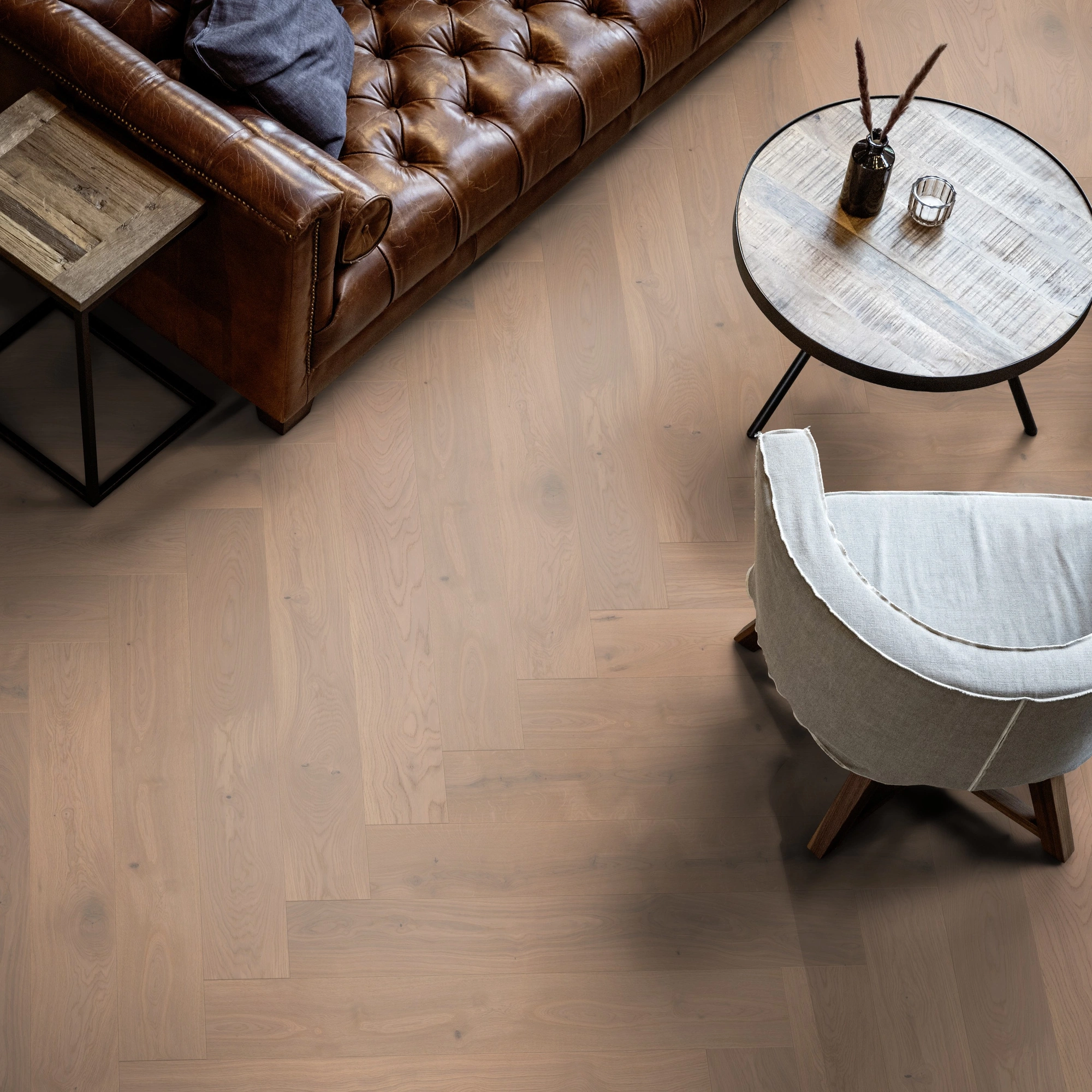 Milieubild Wohnzimmer mit Ledersofa - Blick von oben - ter Hürne Parkett Herringbone Collection Eiche Amrum Milieubild Wohnzimmer mit Ledersofa - Blick von oben - ter Hürne 1101312523