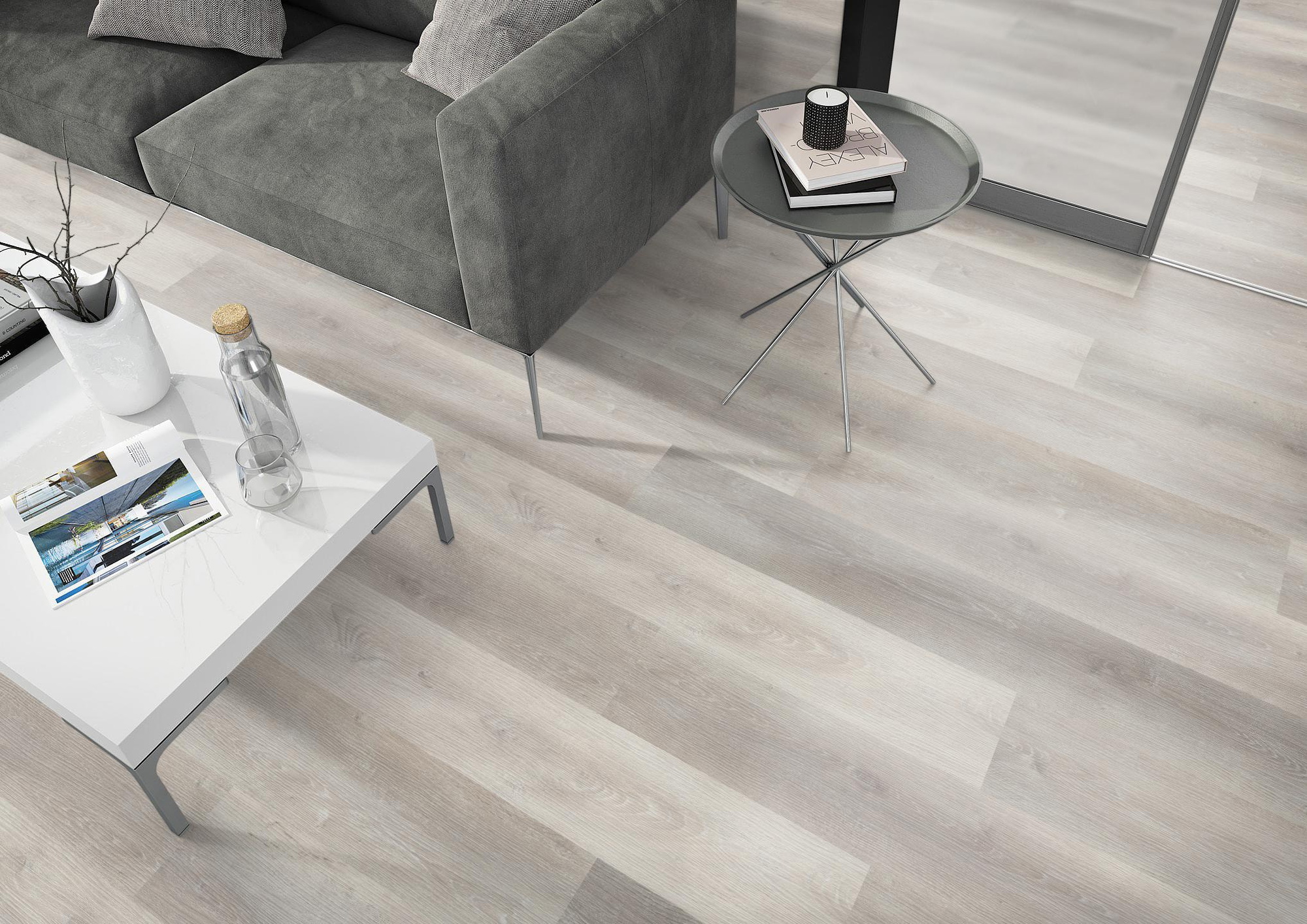 Milieubild Wohnzimmer - Sofa mit Beistelltisch und Glastür - nexflor Rigid Klick-Vinyl Apollo Click Collection Ephesus Oak Milieubild Wohnzimmer - Sofa mit Beistelltisch und Glastür - nexflor NXF-60030-009