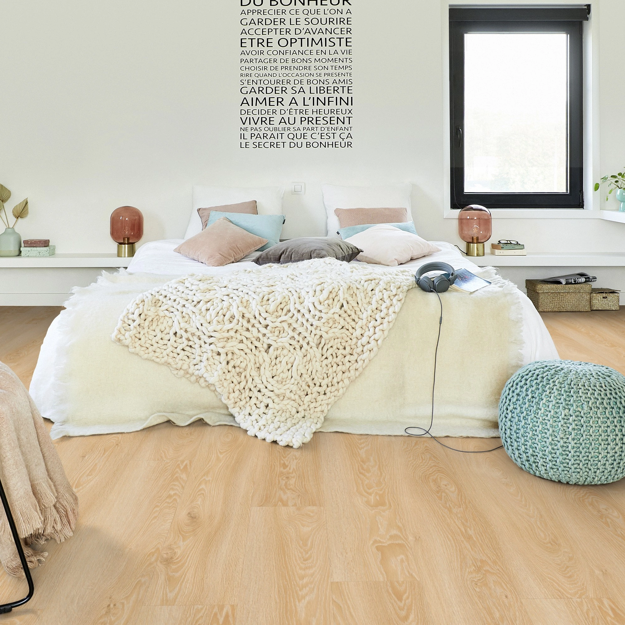 Milieubild Modernes Schlafzimmer - Bett mit Stuhl - Tarkett Klebe-Vinyl Essence 30 Cool Oak Classical Milieubild Modernes Schlafzimmer - Bett mit Stuhl - Tarkett 260055001