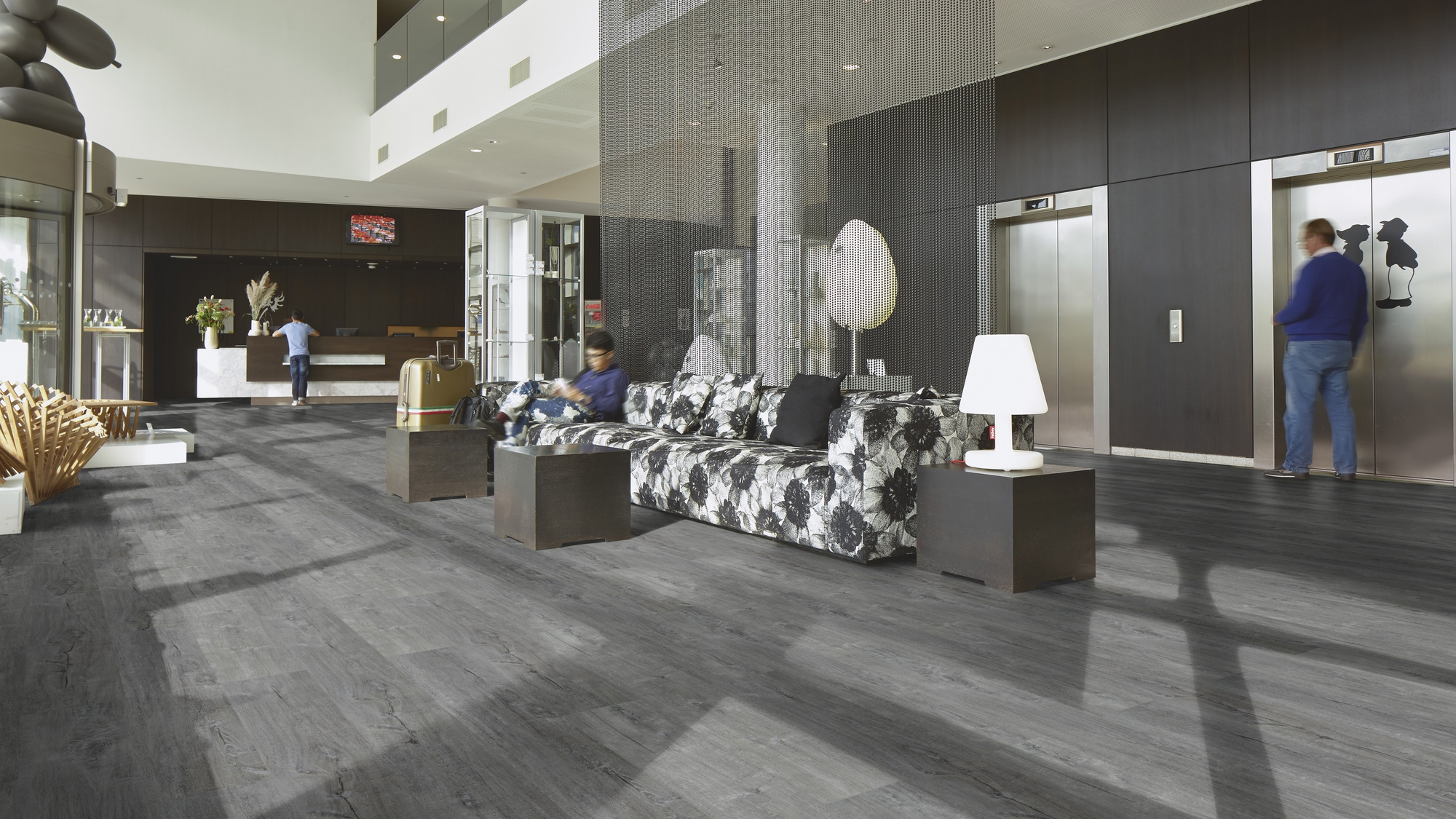 Milieubild Hotellobby mit Rezeption - Forbo Flooring Klebe-Vinyl Enduro Dryback Wood Anthracite Timber Milieubild Hotellobby mit Rezeption - Forbo Flooring 217626