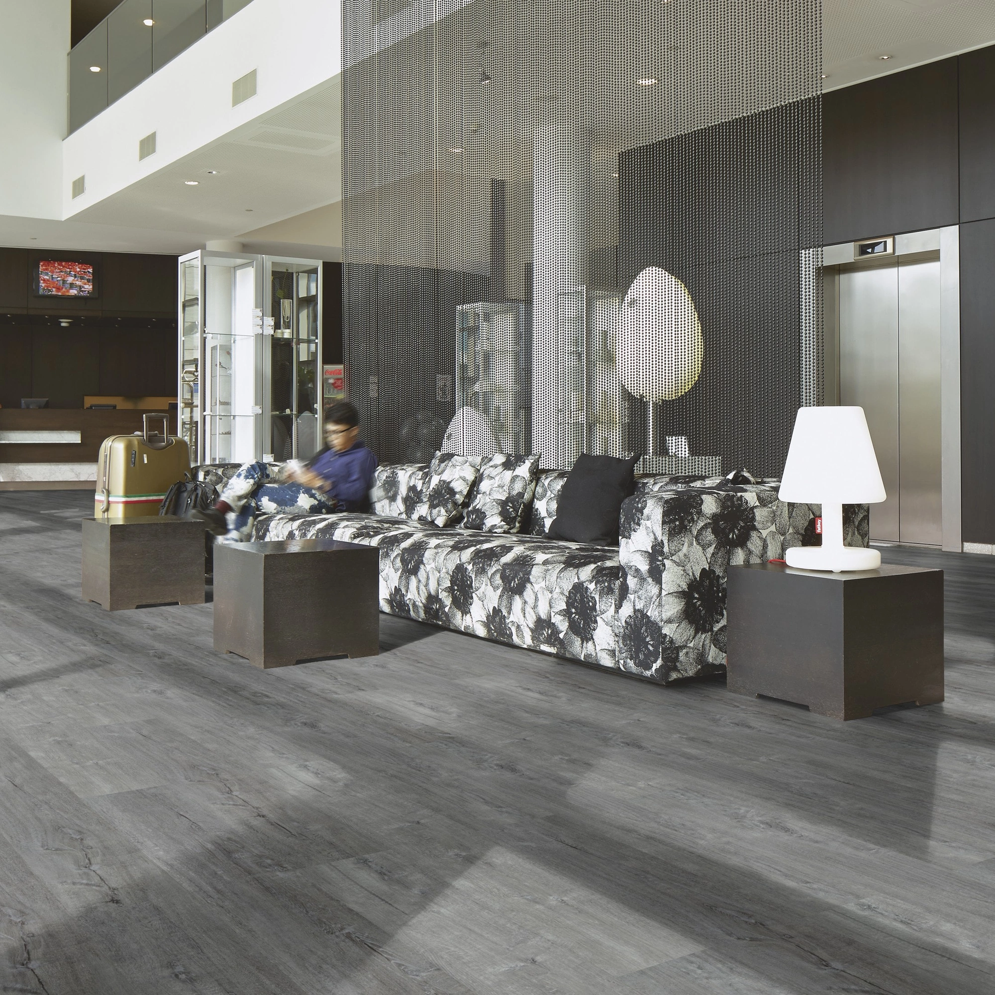 Milieubild Hotellobby mit Rezeption - Forbo Flooring Klebe-Vinyl Enduro Dryback Wood Anthracite Timber Milieubild Hotellobby mit Rezeption - Forbo Flooring 217626