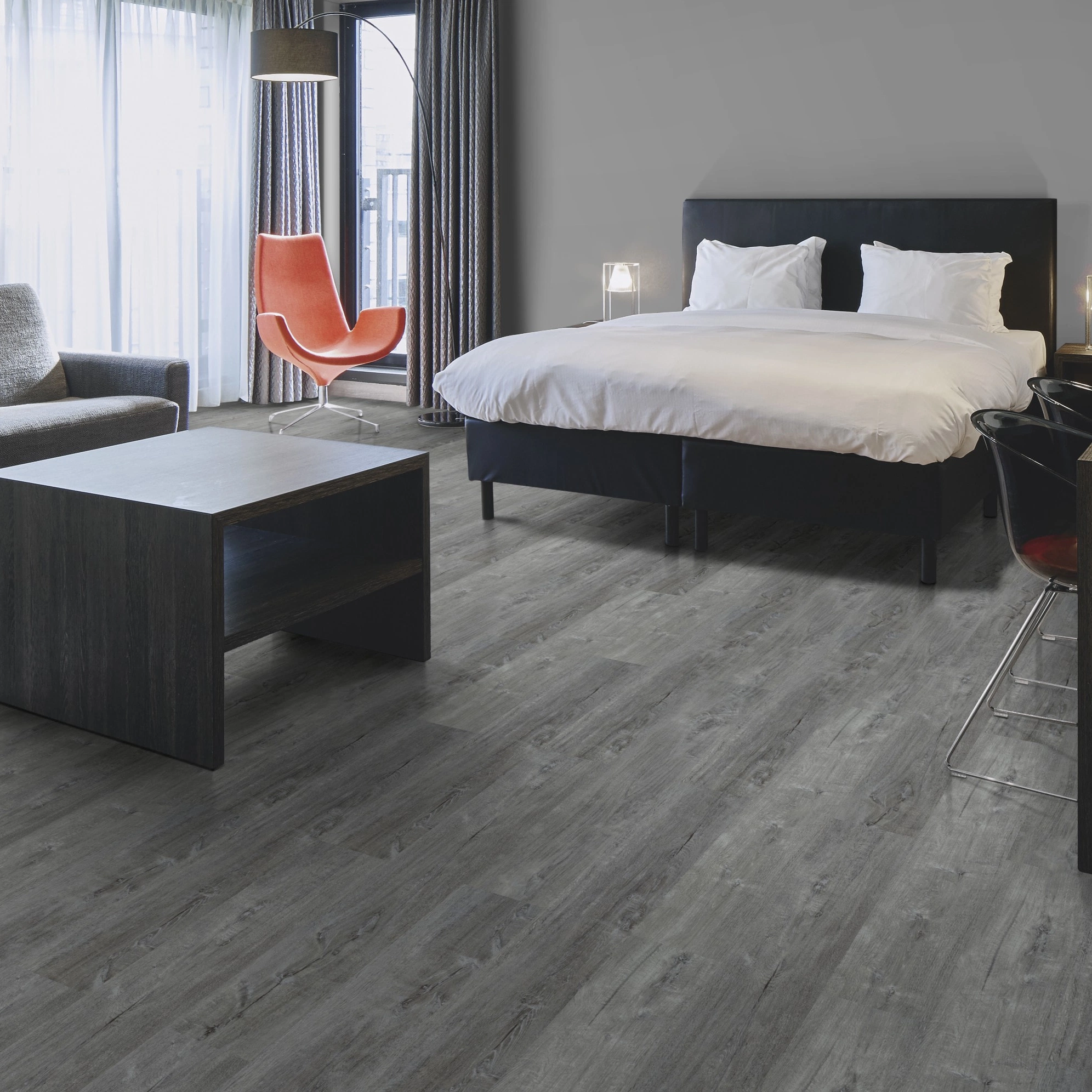 Milieubild Hotelzimmer mit Kingsize-Bett - Forbo Flooring Klebe-Vinyl Enduro Dryback Wood Anthracite Timber Milieubild Hotelzimmer mit Kingsize-Bett - Forbo Flooring 217626