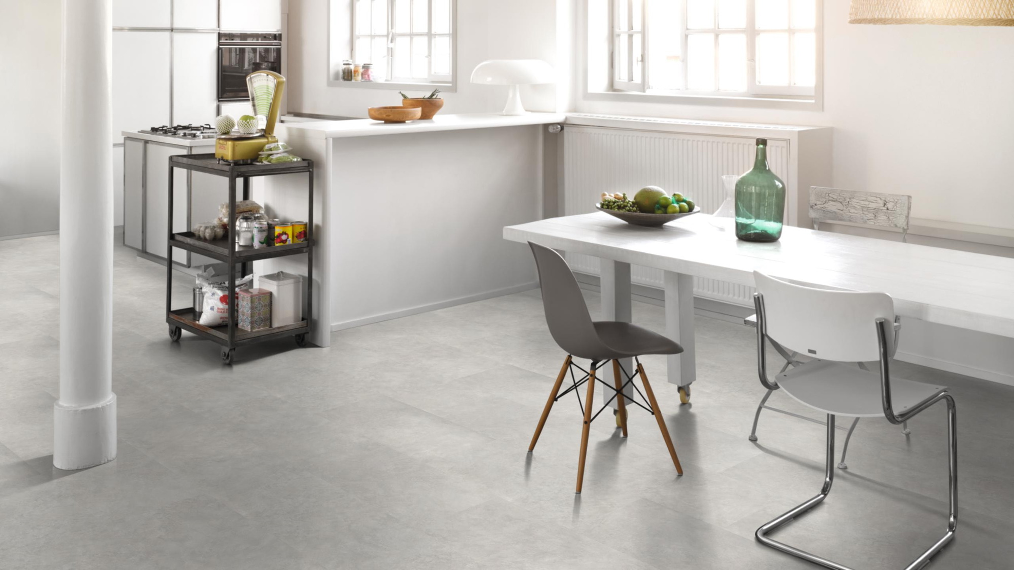 Milieubild Küche mit Essbereich - Parador Laminat Trendtime 5 Beton hellgrau Milieubild Küche mit Essbereich - Parador 1743595