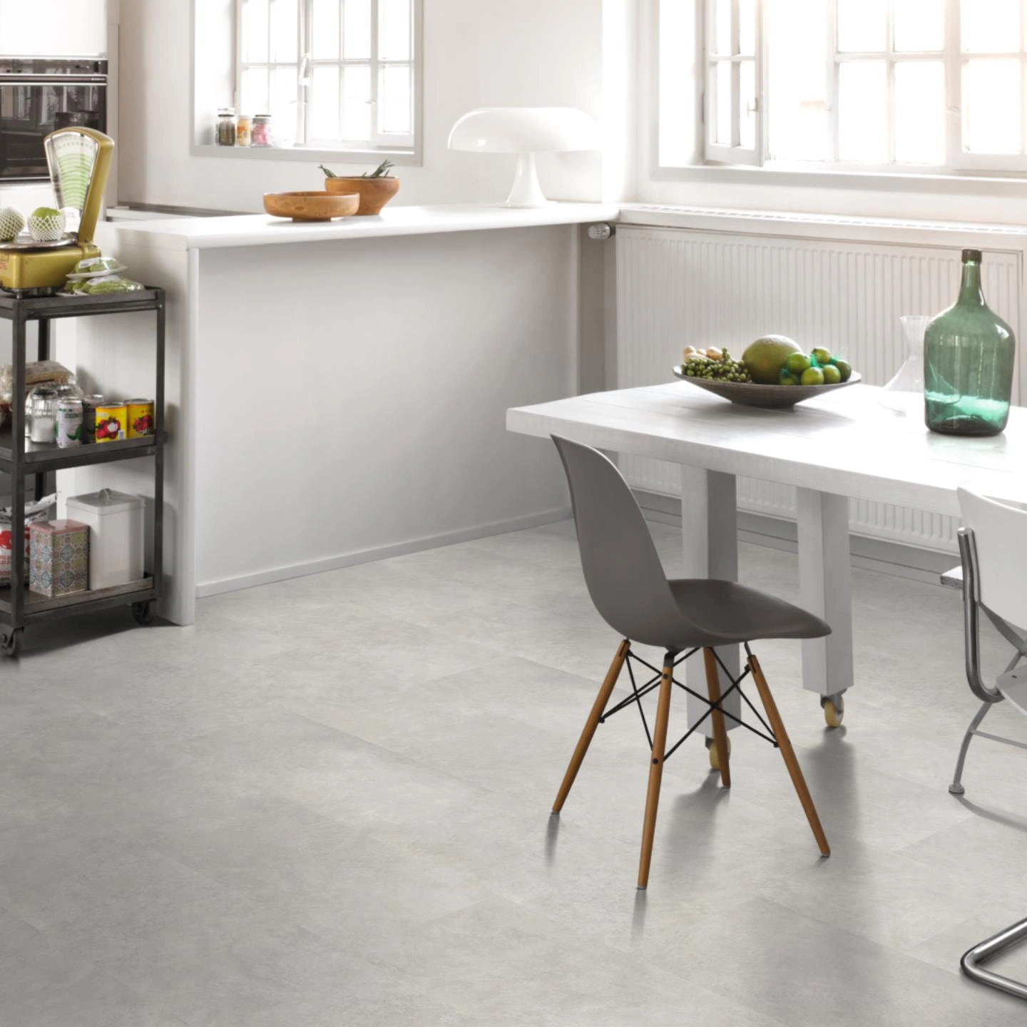 Milieubild Küche mit Essbereich - Parador Laminat Trendtime 5 Beton hellgrau Milieubild Küche mit Essbereich - Parador 1743595