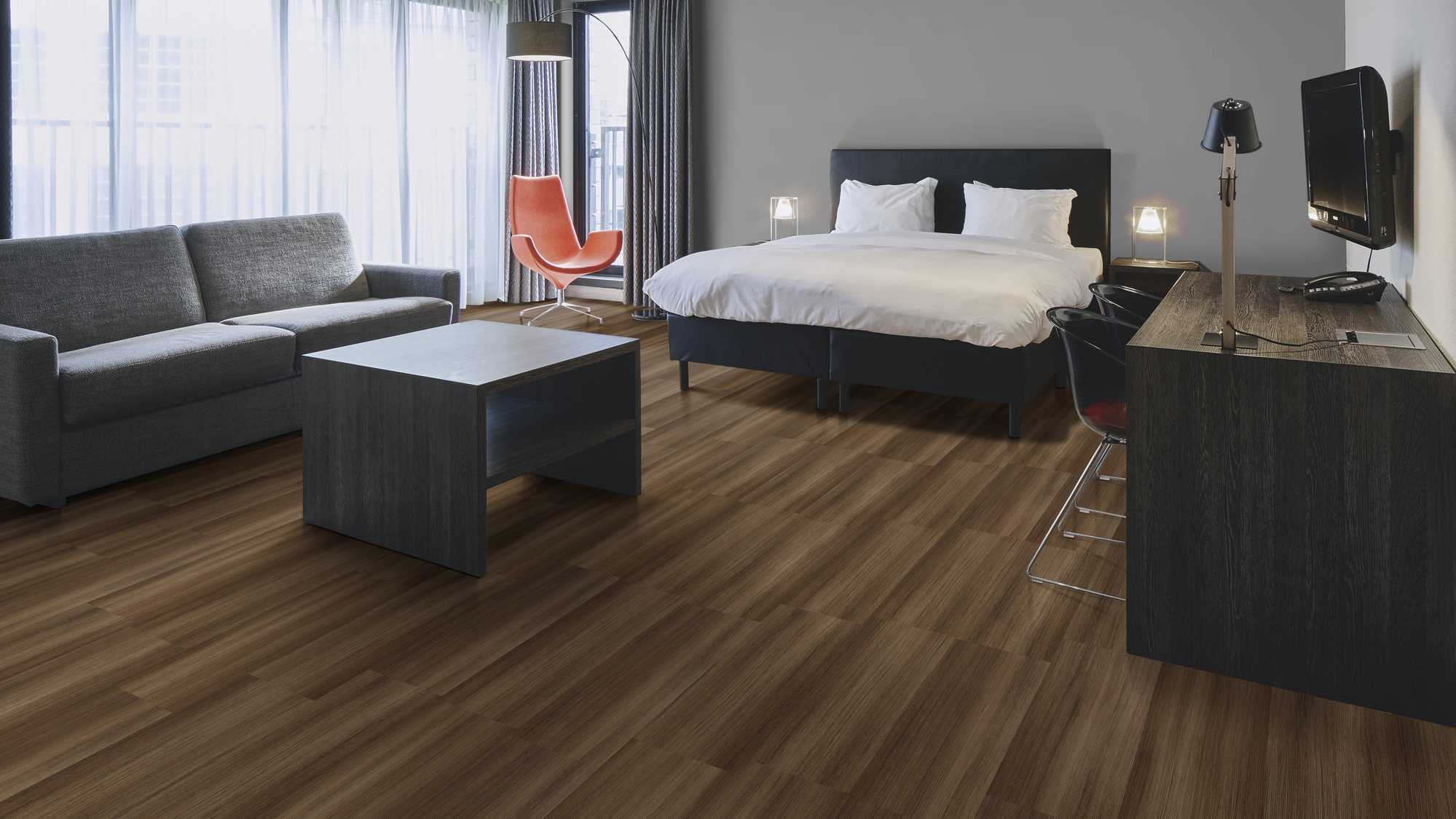 Milieubild Hotelzimmer mit Kingsize-Bett - Forbo Flooring Klebe-Vinyl Allura Dryback 0.55 Wood Natural Twine Milieubild Hotelzimmer mit Kingsize-Bett - Forbo Flooring 243635