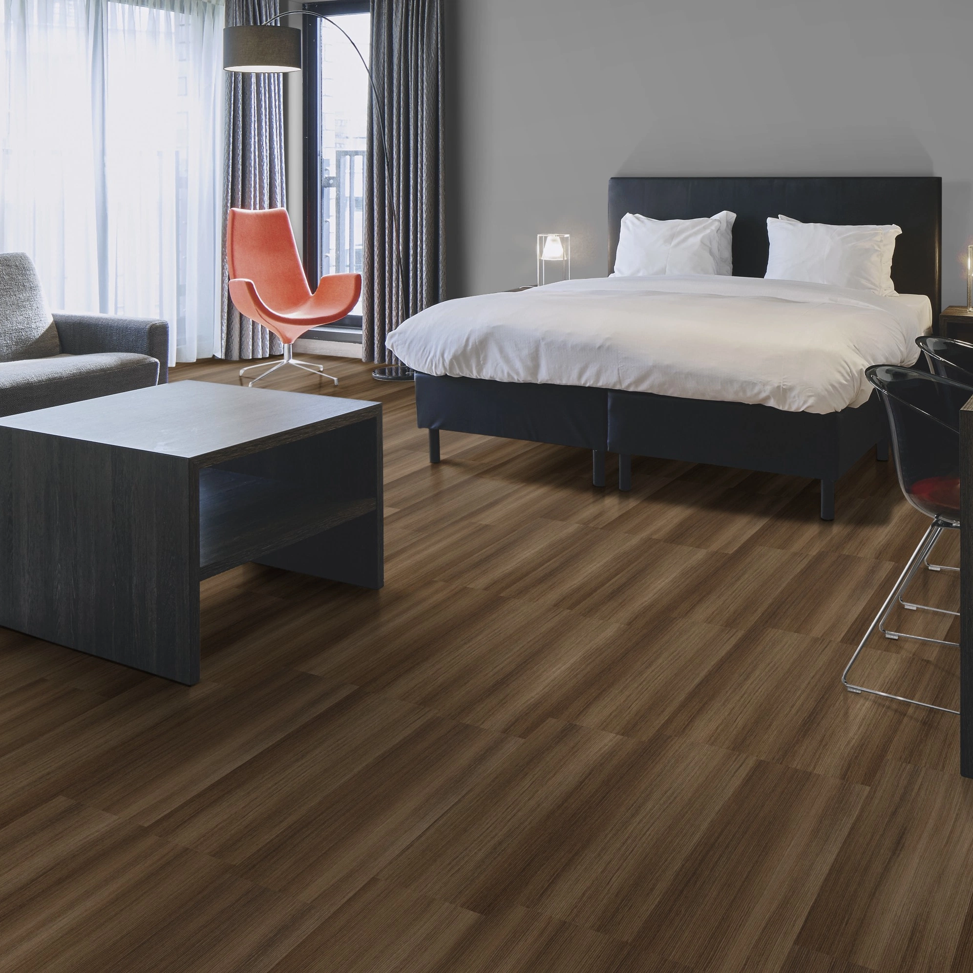Milieubild Hotelzimmer mit Kingsize-Bett - Forbo Flooring Klebe-Vinyl Allura Dryback 0.55 Wood Natural Twine Milieubild Hotelzimmer mit Kingsize-Bett - Forbo Flooring 243635