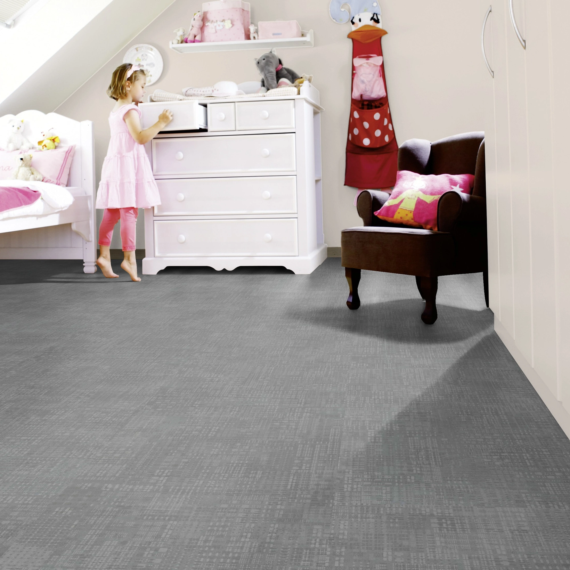 Milieubild Kinderzimmer mit weißer Kommode - wineo Klebe-Bioboden PURLINE wineo 1500 graphic XL Fractal Dark Milieubild Kinderzimmer mit weißer Kommode - wineo PL15600GXL