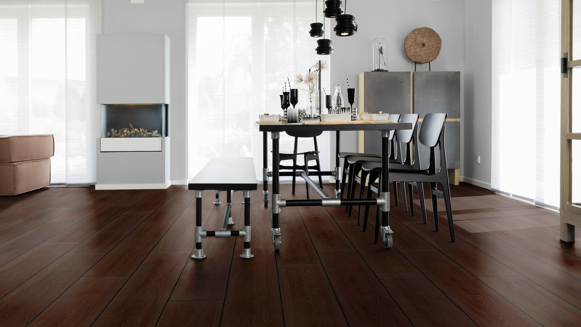 Milieubild Esszimmer mit Kamin - wineo Klebe-Bioboden PURLINE wineo 1000 wood XL Calm Oak Mocca Milieubild Esszimmer mit Kamin - wineo PL307R