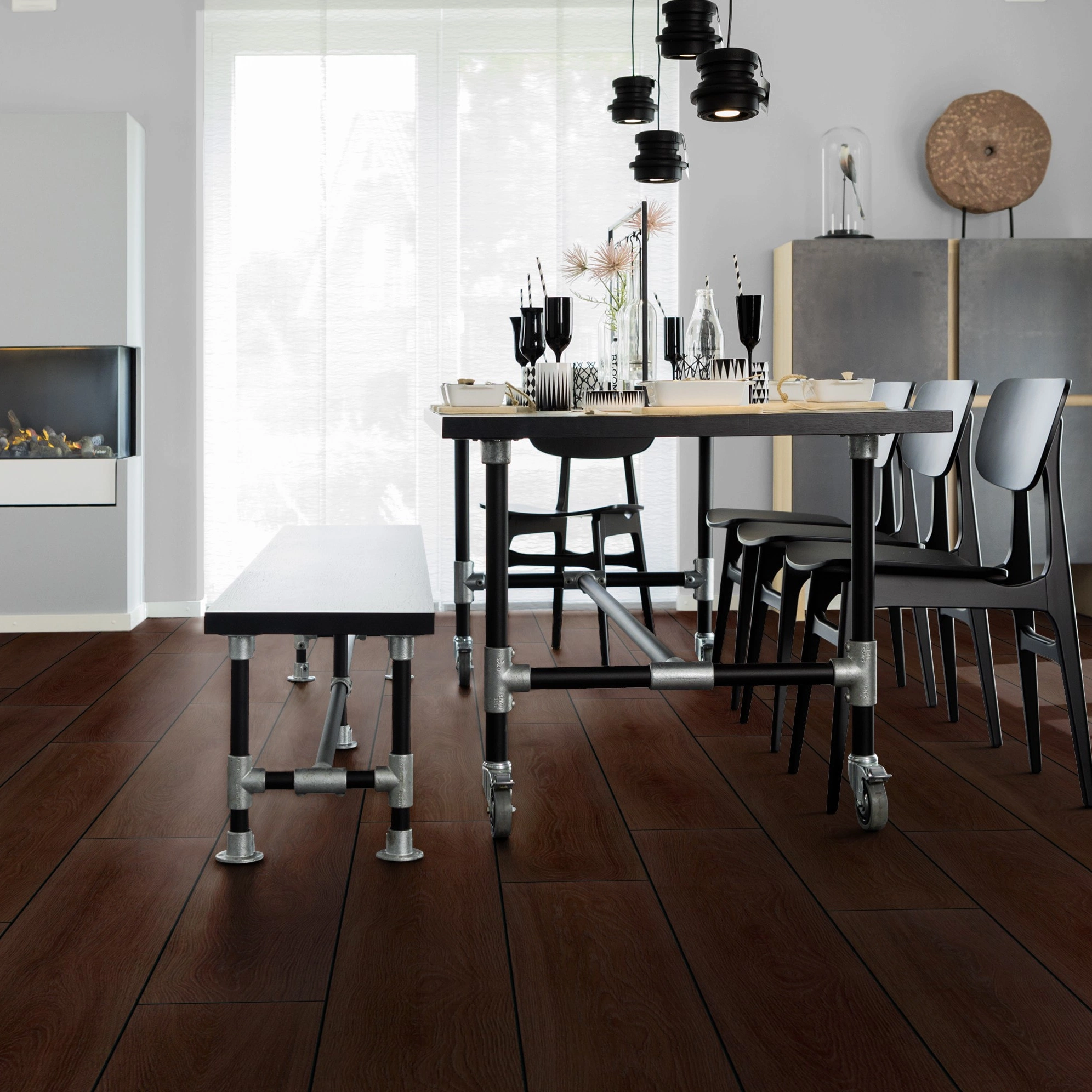 Milieubild Esszimmer mit Kamin - wineo Klebe-Bioboden PURLINE wineo 1000 wood XL Calm Oak Mocca Milieubild Esszimmer mit Kamin - wineo PL307R