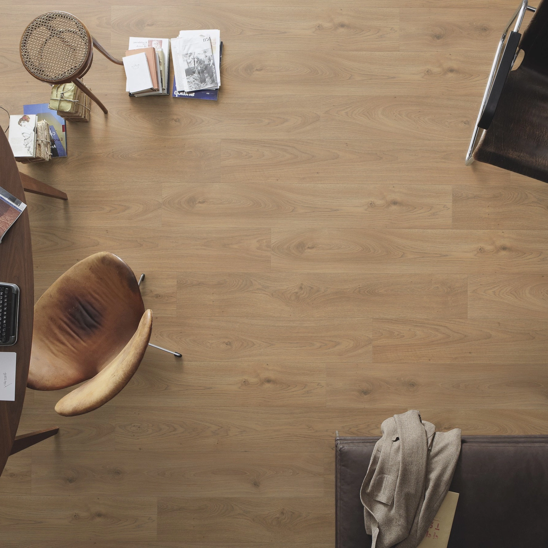 Milieubild Büro mit ovalem Tisch - Draufsicht - MEISTER Laminat LC 150 Eiche Chianti Milieubild Büro mit ovalem Tisch - Draufsicht - MEISTER 600014-1288198-07149