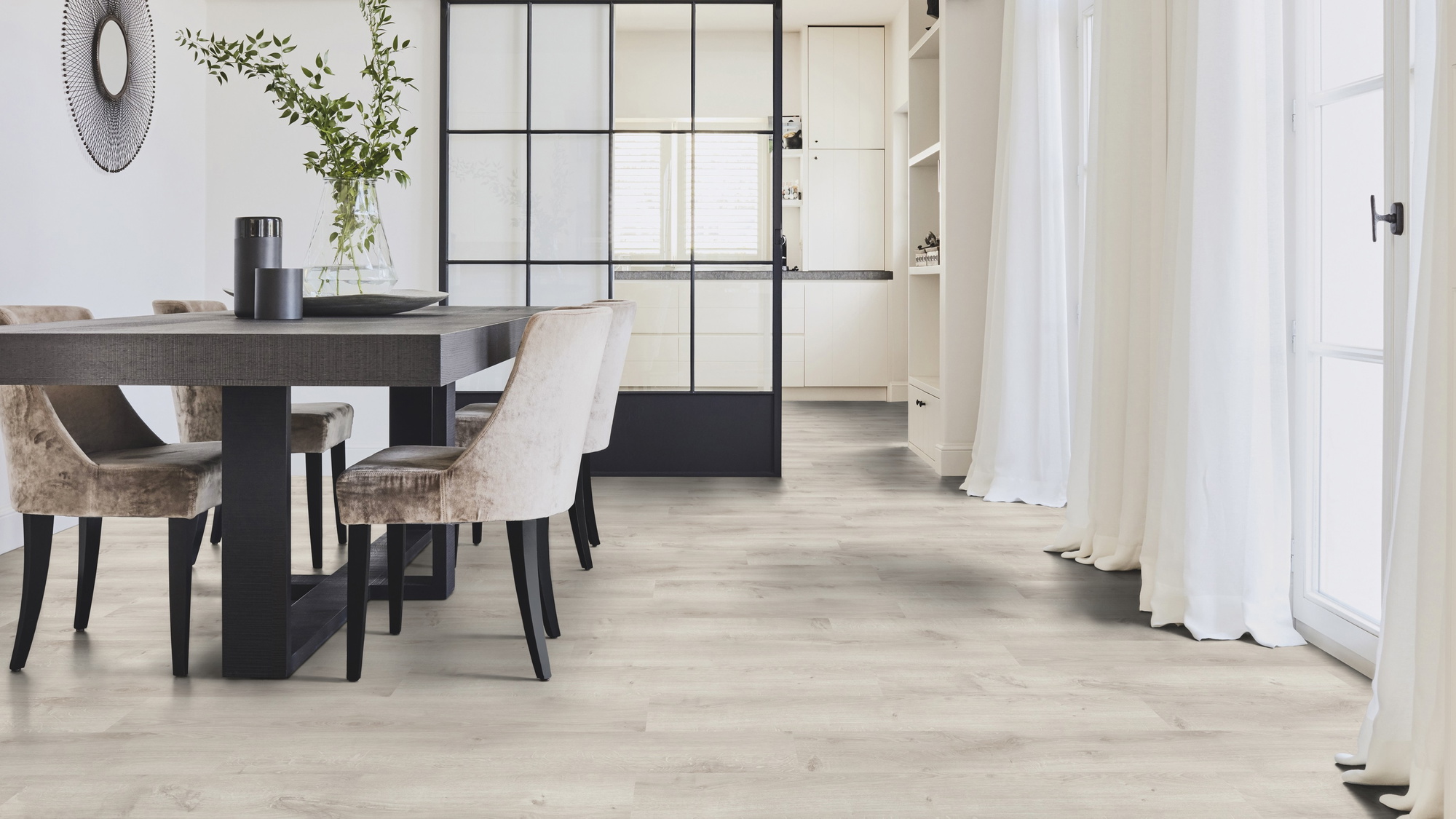 Milieubild Modernes Esszimmer mit Glas-Schiebetür - Tarkett 24524026