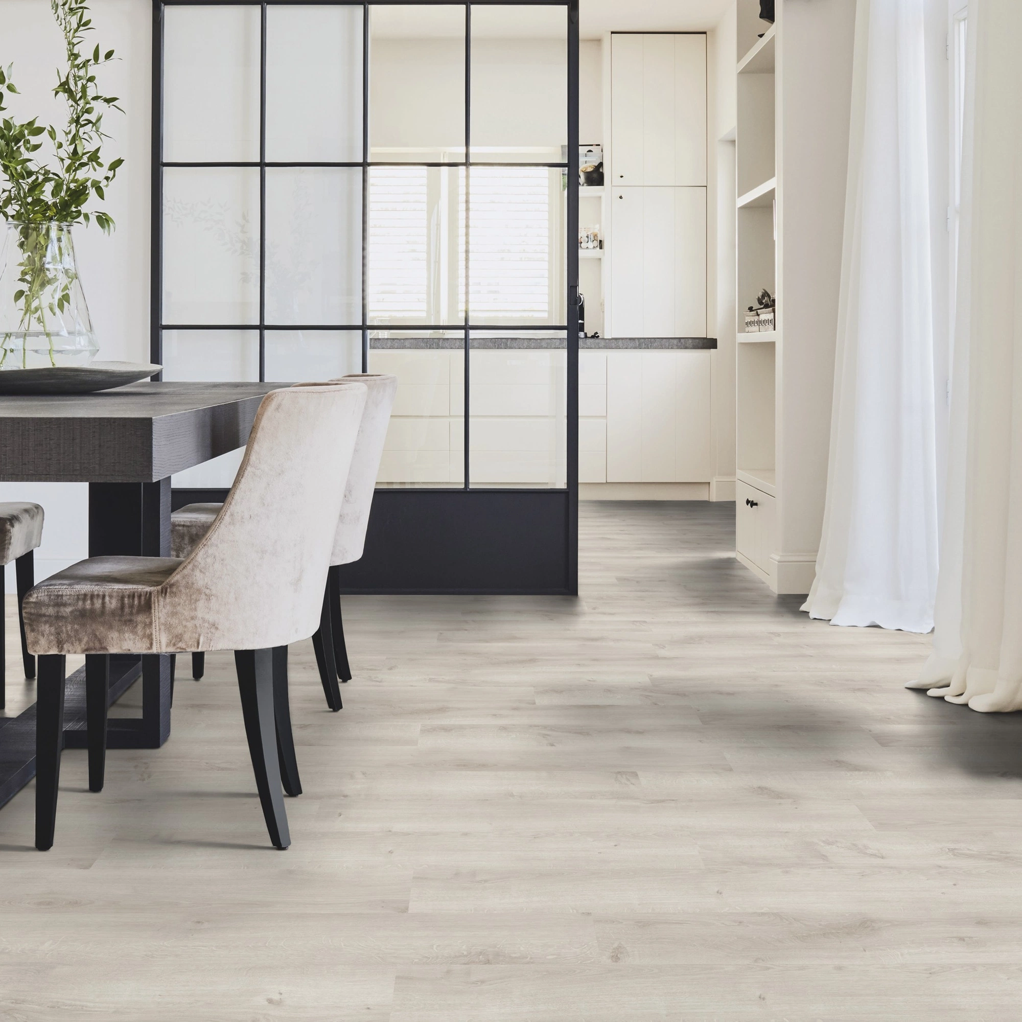Milieubild Modernes Esszimmer mit Glas-Schiebetür - Tarkett Klebe-Vinyl iD Inspiration 30 CLASSICS Rustic Oak Light Grey Milieubild Modernes Esszimmer mit Glas-Schiebetür - Tarkett 24524026