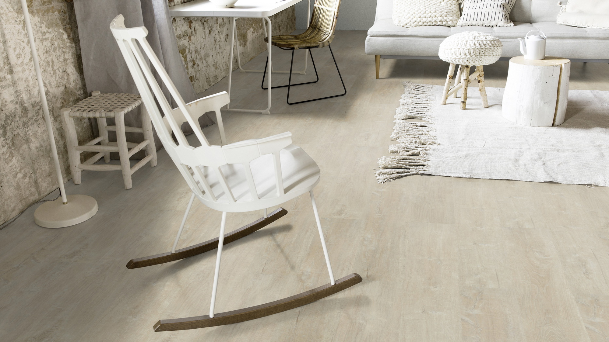 Milieubild Wohnzimmer mit Schaukelstuhl im skandinavischen Stil - Forbo Flooring 217627