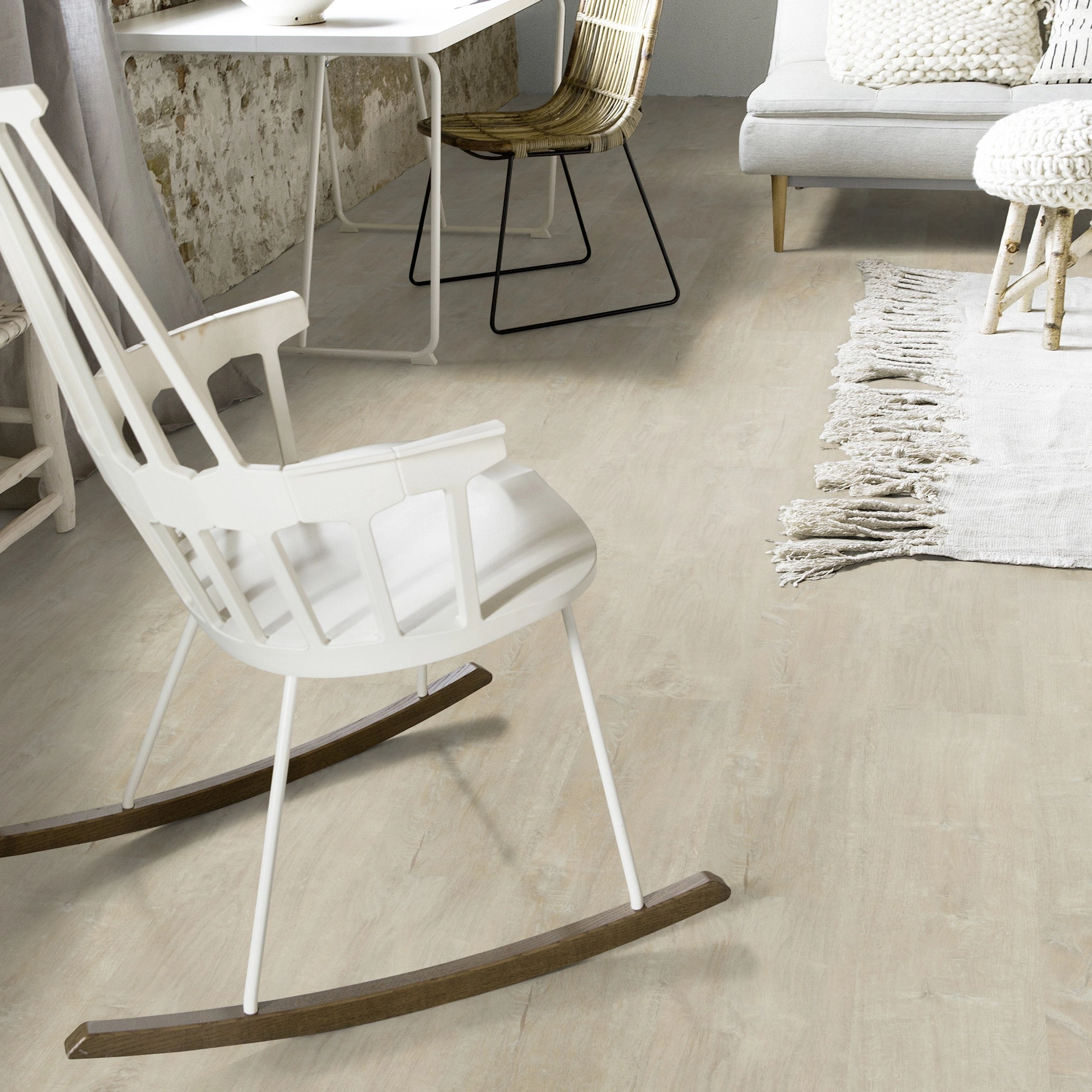 Milieubild Wohnzimmer mit Schaukelstuhl im skandinavischen Stil - Forbo Flooring Klebe-Vinyl Enduro Dryback Wood Light Timber Milieubild Wohnzimmer mit Schaukelstuhl im skandinavischen Stil - Forbo Flooring 217627