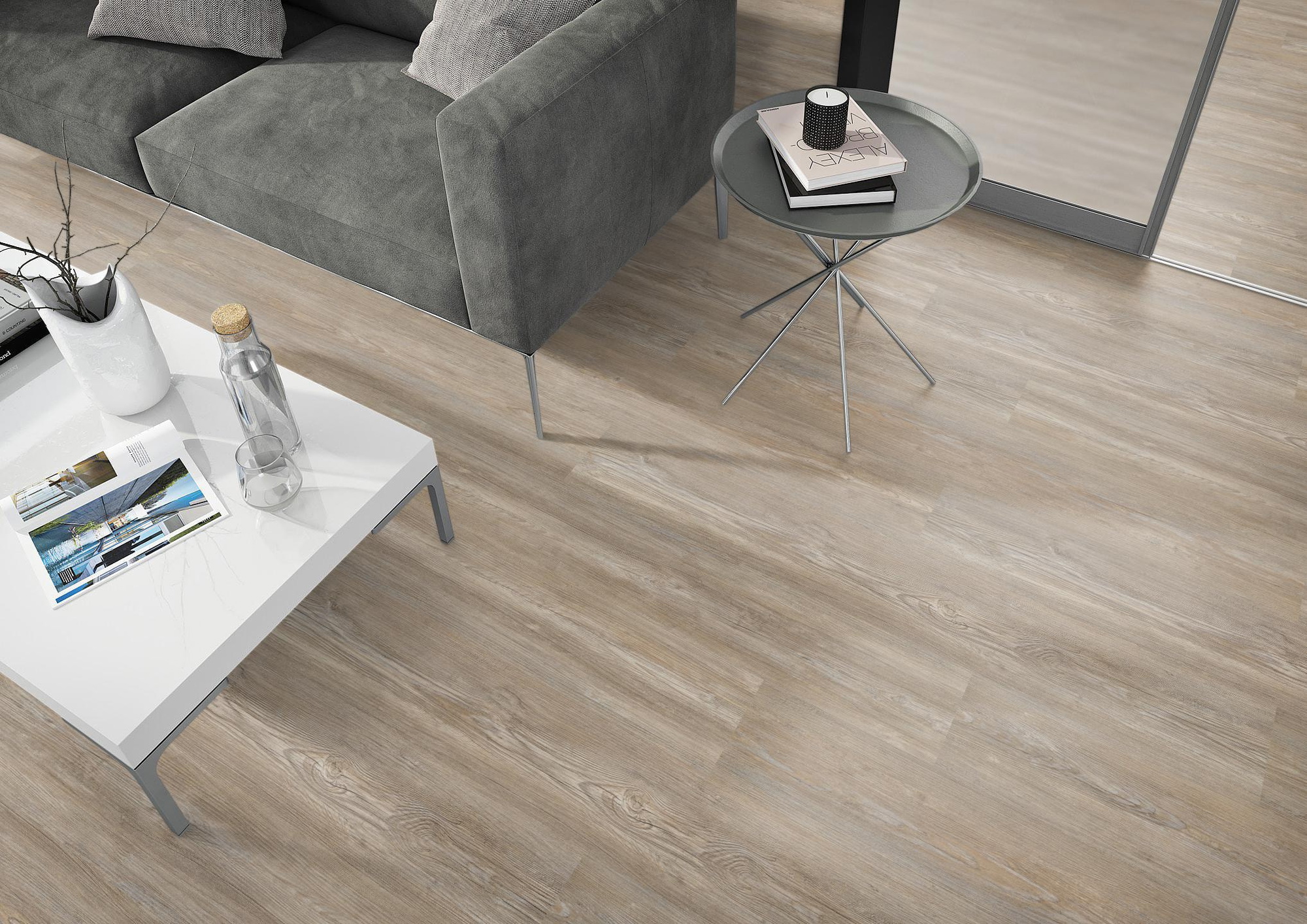 Milieubild Wohnzimmer - Sofa mit Beistelltisch und Glastür - nexflor Rigid Klick-Vinyl Apollo Click Collection Olympia Oak Milieubild Wohnzimmer - Sofa mit Beistelltisch und Glastür - nexflor NXF-60030-005