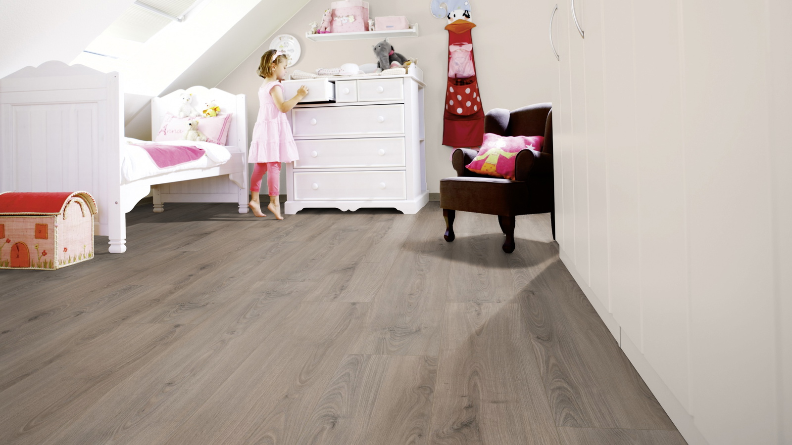 Milieubild Kinderzimmer mit weißer Kommode - wineo PL084R