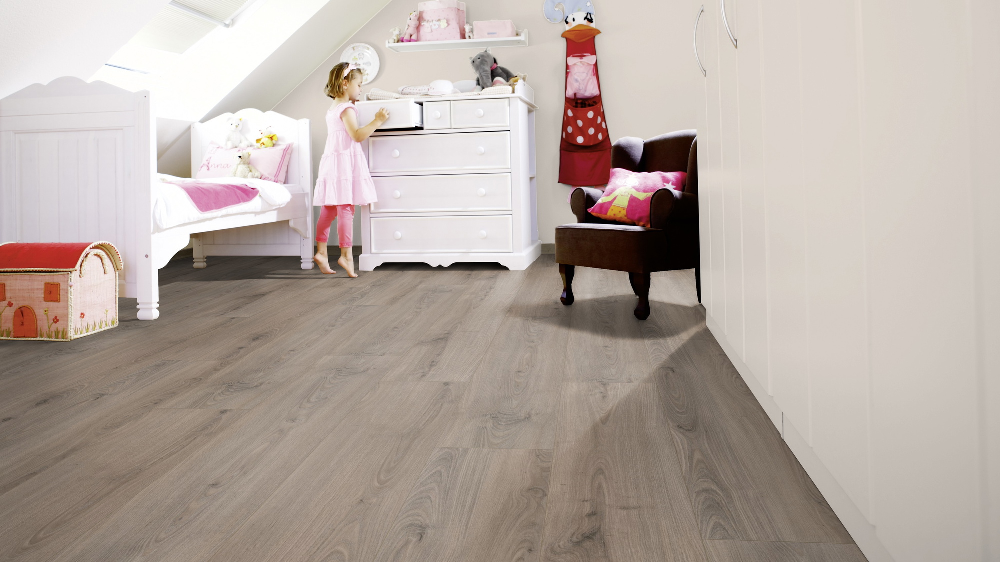 Milieubild Kinderzimmer mit weißer Kommode - wineo PL084R