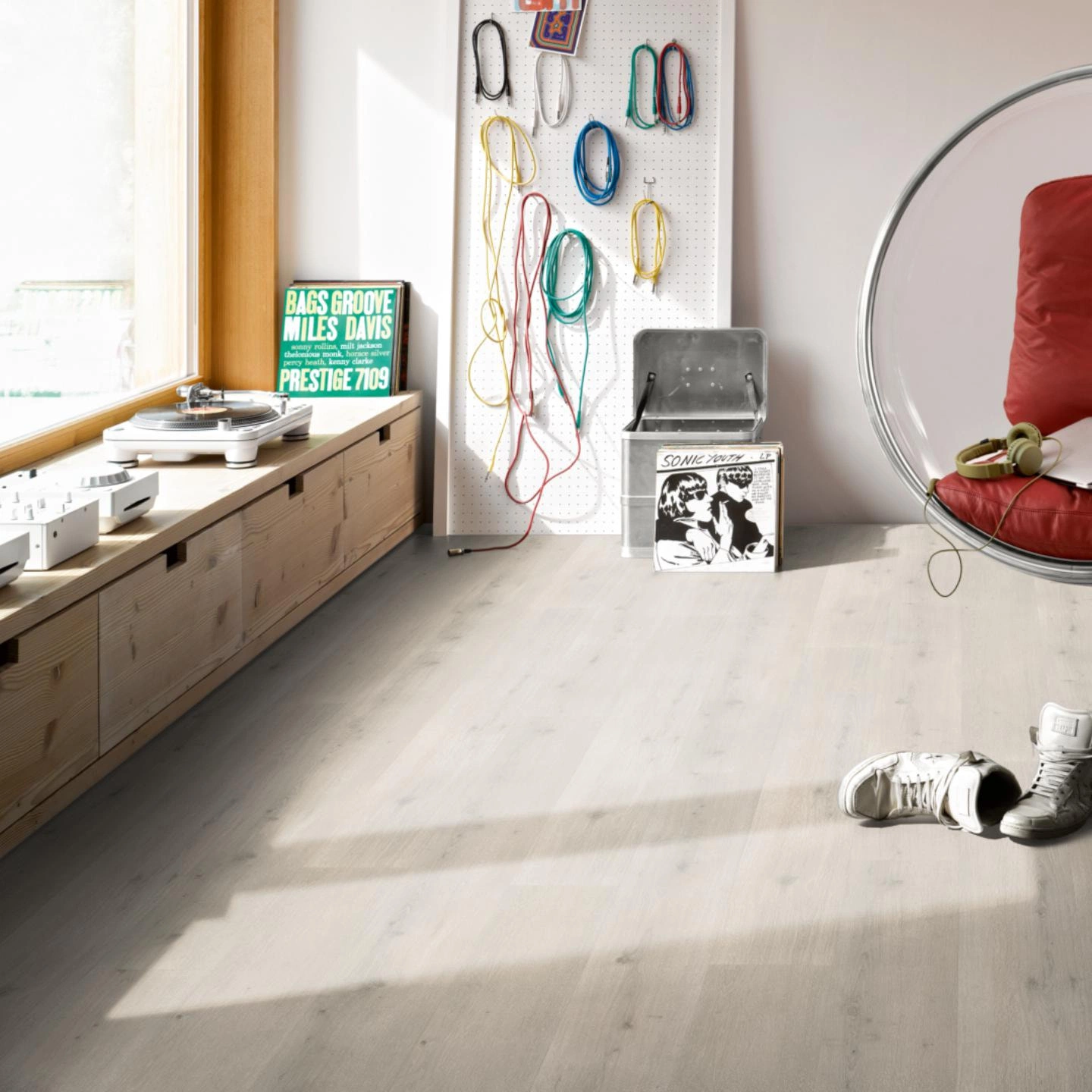 Milieubild Musikzimmer mit Plattenspieler - Parador HDF Klick-Designboden Modular ONE Eiche Urban weiß Milieubild Musikzimmer mit Plattenspieler - Parador 1730806