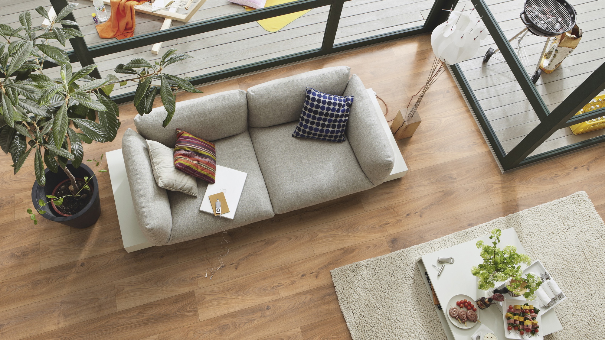 Milieubild Wohnzimmer im Wintergarten - Blick von oben - Meister Laminat LD 150 Eiche Hazelbrook Milieubild Wohnzimmer im Wintergarten - Blick von oben - Meister 600017-1288198-07013