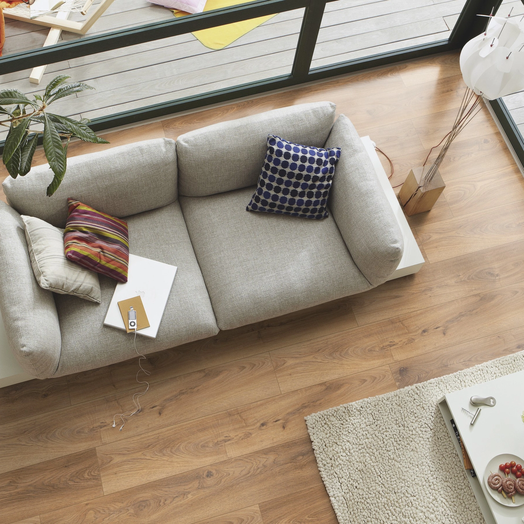 Milieubild Wohnzimmer im Wintergarten - Blick von oben - Meister Laminat LD 150 Eiche Hazelbrook Milieubild Wohnzimmer im Wintergarten - Blick von oben - Meister 600017-1288198-07013