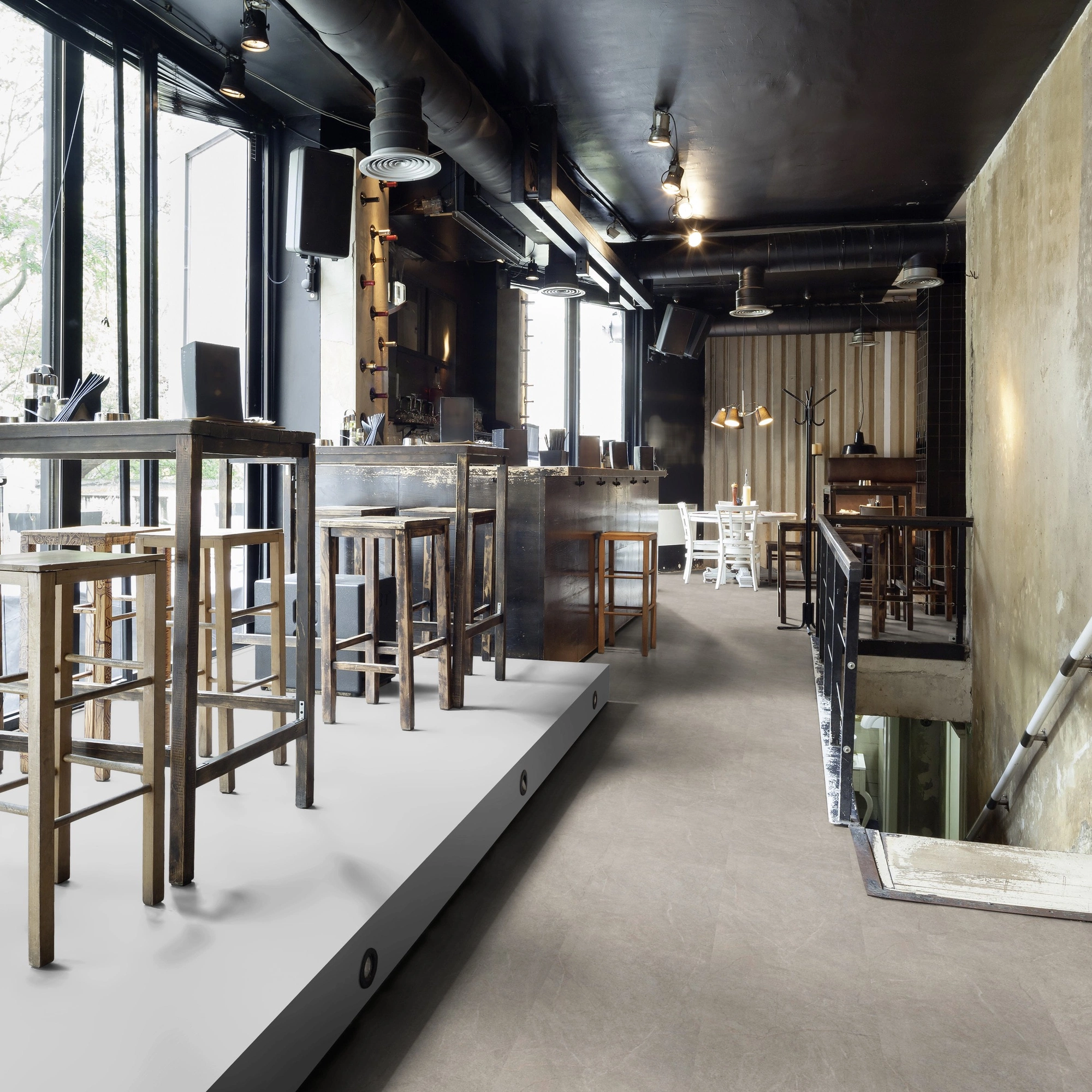 Milieubild Restaurant - Bar mit Tischen und Hockern - wineo Klebe-Bioboden PURLINE wineo 1500 stone XL Serene Marble Nature Milieubild Restaurant - Bar mit Tischen und Hockern - wineo PL15410SXL