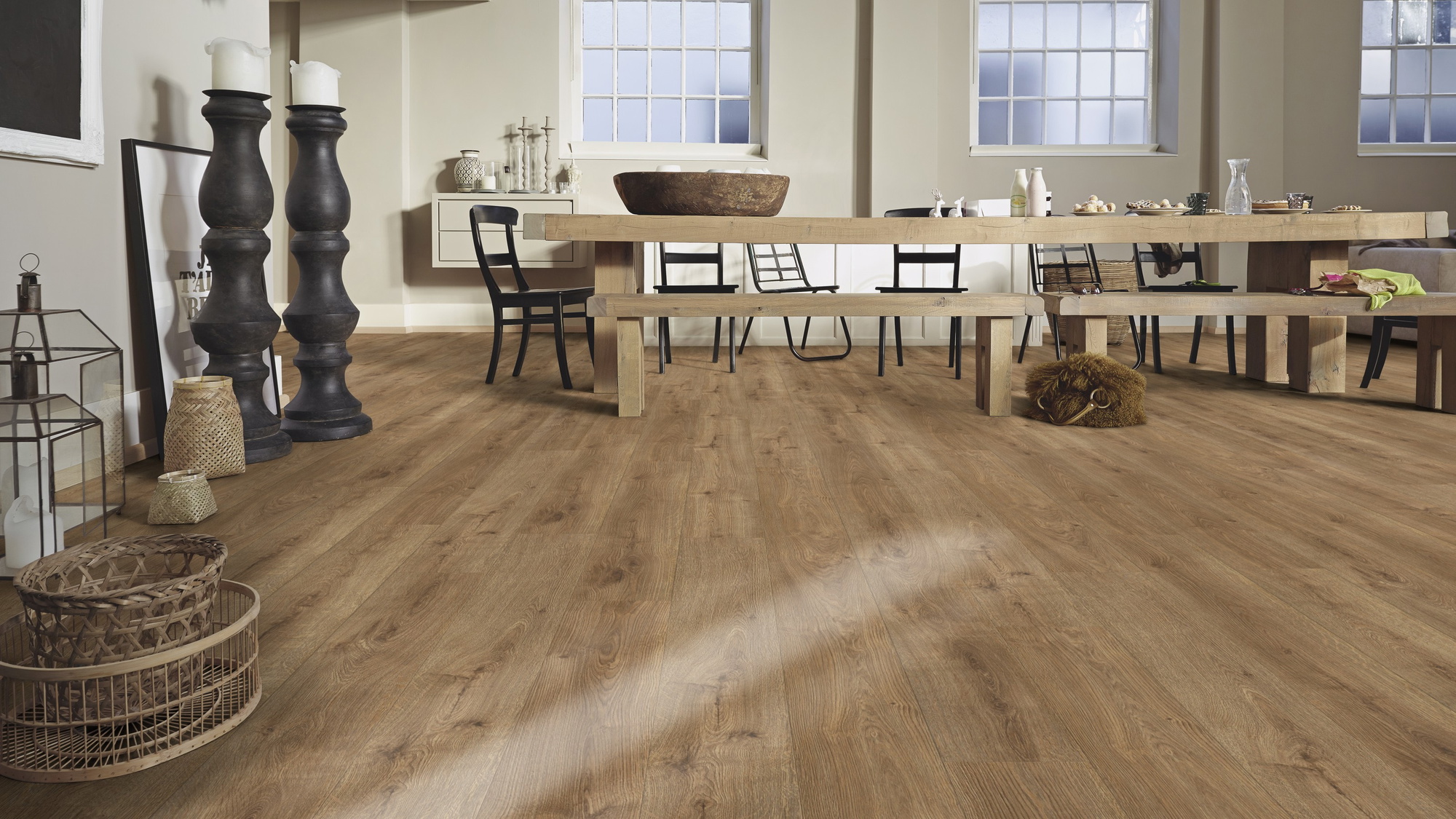 Milieubild Esszimmer mit großem Tisch - Meister Laminat LD 150 Eiche Bernstein Milieubild Esszimmer mit großem Tisch - Meister 600017-1288198-07002