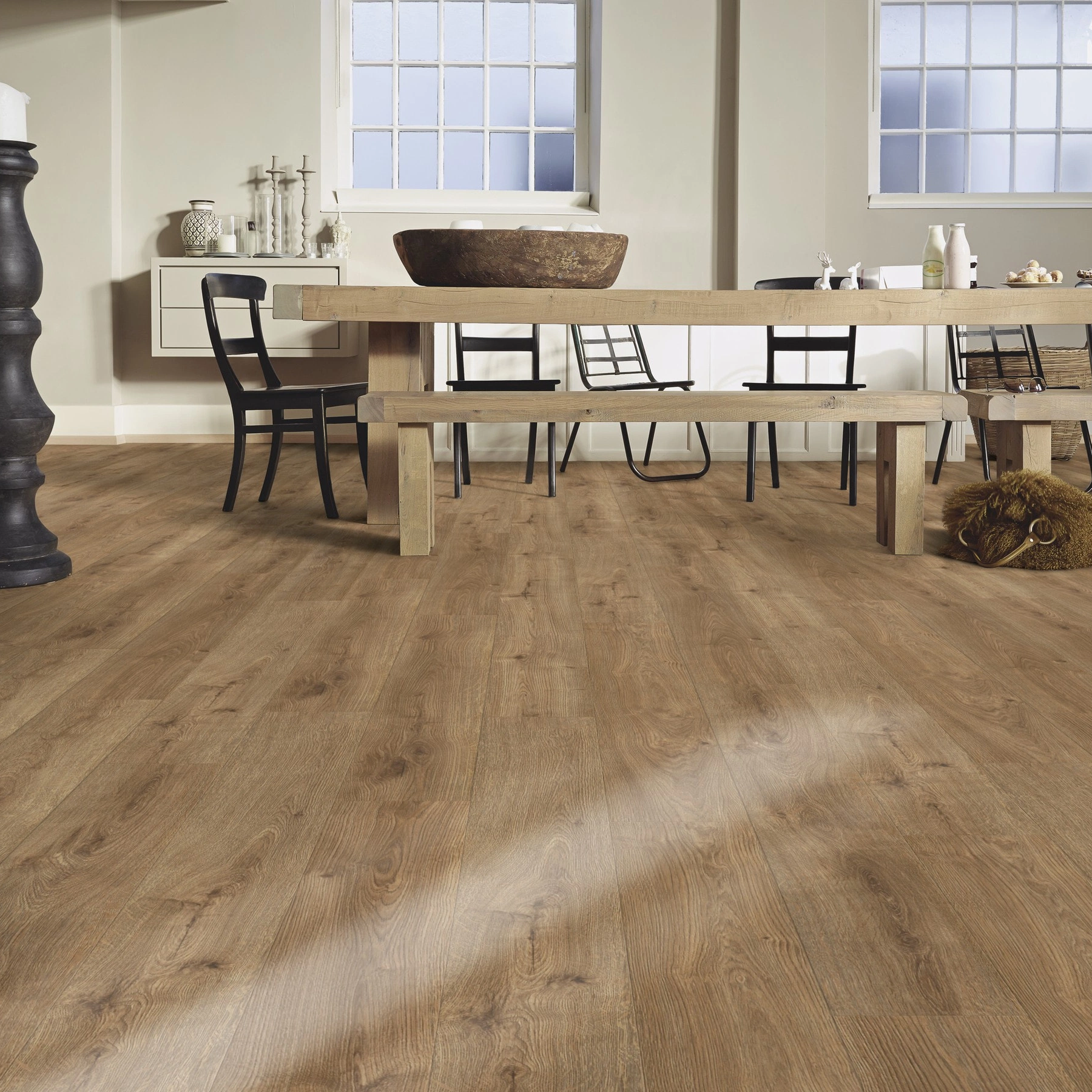 Milieubild Esszimmer mit großem Tisch - Meister Laminat LD 150 Eiche Bernstein Milieubild Esszimmer mit großem Tisch - Meister 600017-1288198-07002