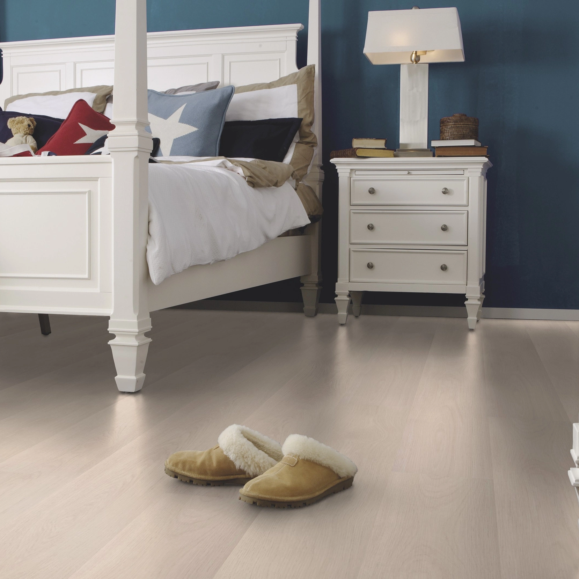 Milieubild Schlafzimmer im Landhaus-Stil - wineo Klick-Bioboden PURLINE wineo 1000 wood L Soft Oak Salt Milieubild Schlafzimmer im Landhaus-Stil - wineo PLC295R