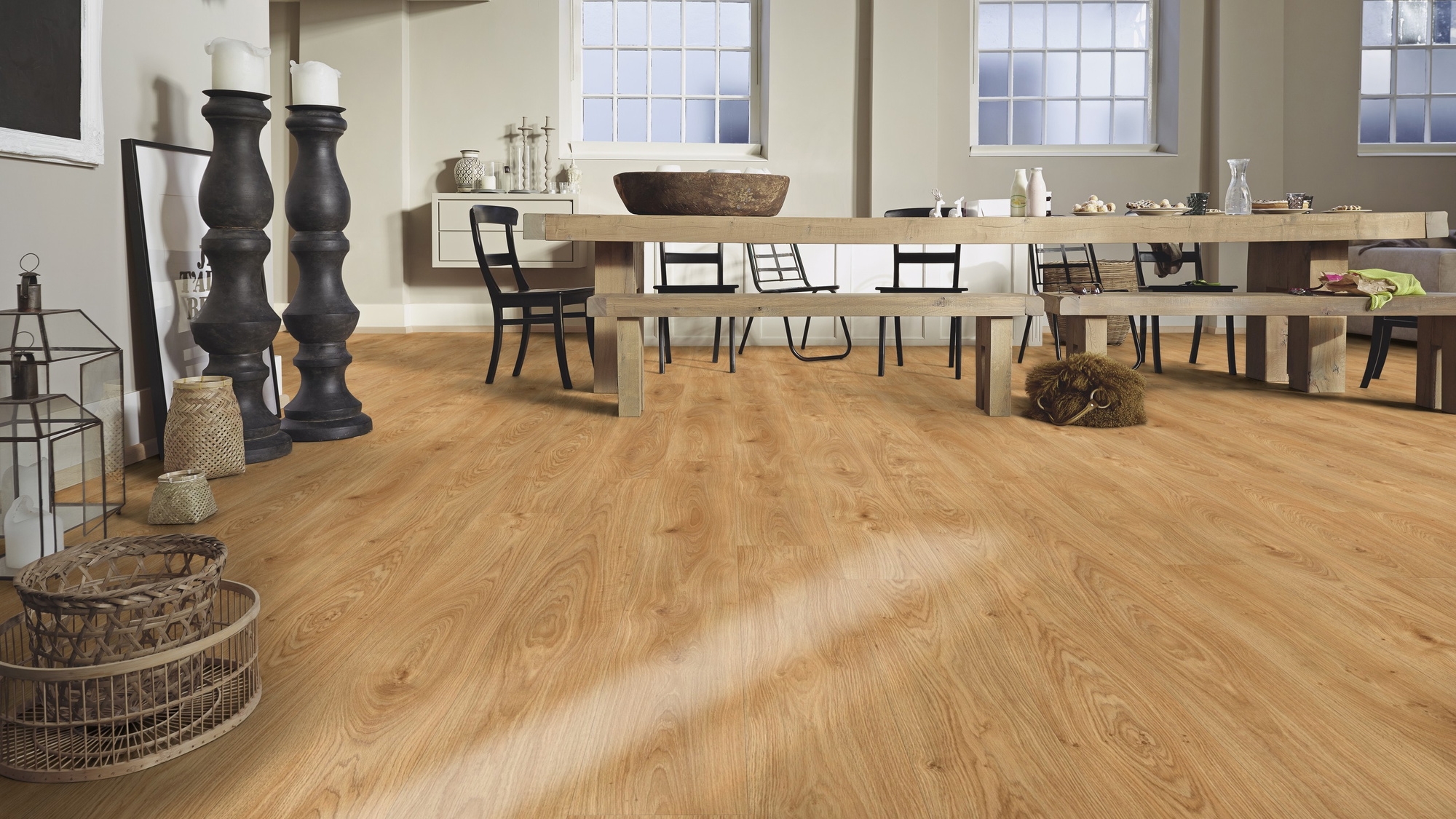 Milieubild Esszimmer mit großem Tisch - MEISTER Laminat LL 150 Ufereiche natur Milieubild Esszimmer mit großem Tisch - MEISTER 600007-2052220-07117
