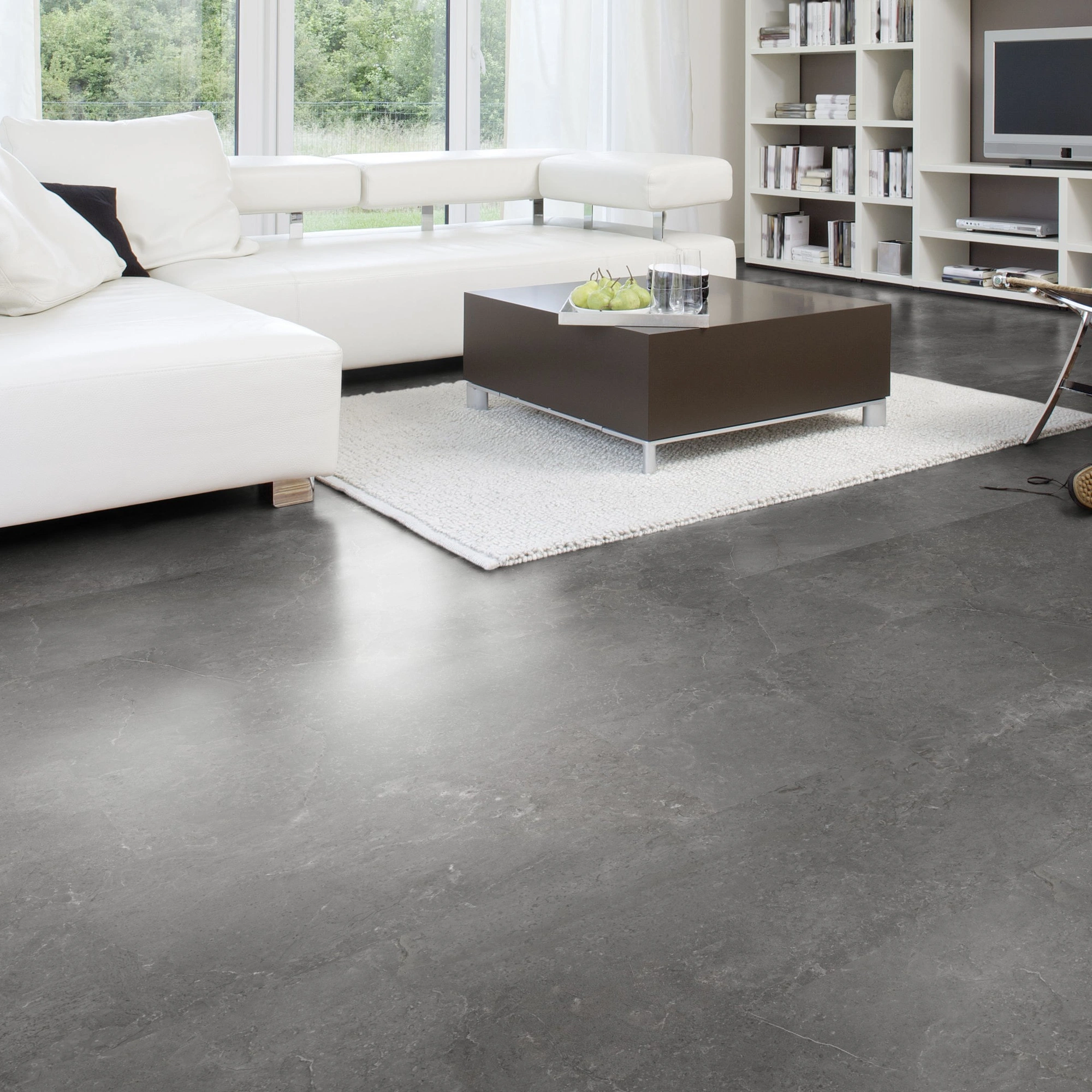 Milieubild Modernes Wohnzimmer mit Wohnlandschaft - Wicanders Wise HDF Klick-Designboden stone Natural Minimal Stone Milieubild Modernes Wohnzimmer mit Wohnlandschaft - Wicanders Wise 80003892