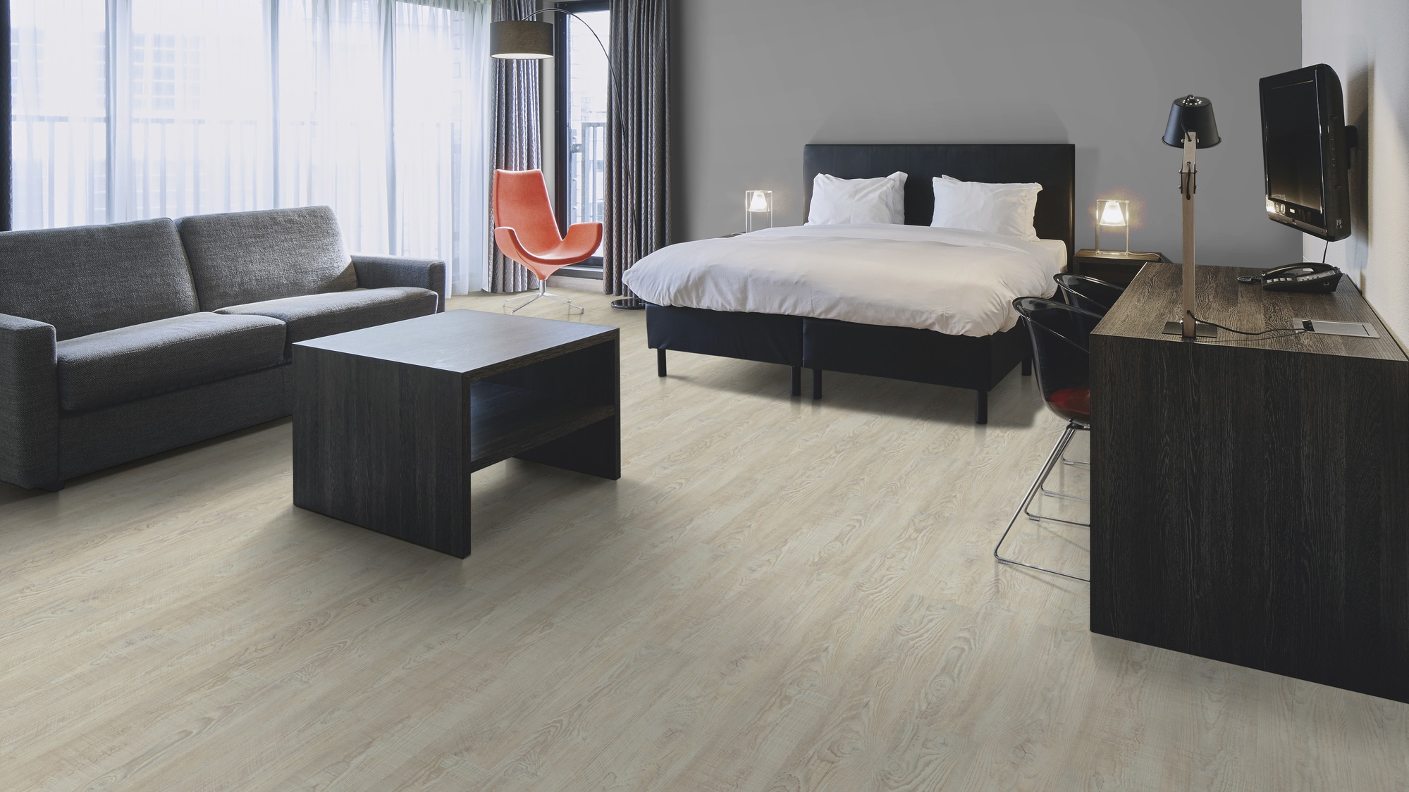 Milieubild Hotelzimmer mit Kingsize-Bett - Forbo Flooring Klebe-Vinyl Enduro Dryback Wood White Pine Milieubild Hotelzimmer mit Kingsize-Bett - Forbo Flooring 217633