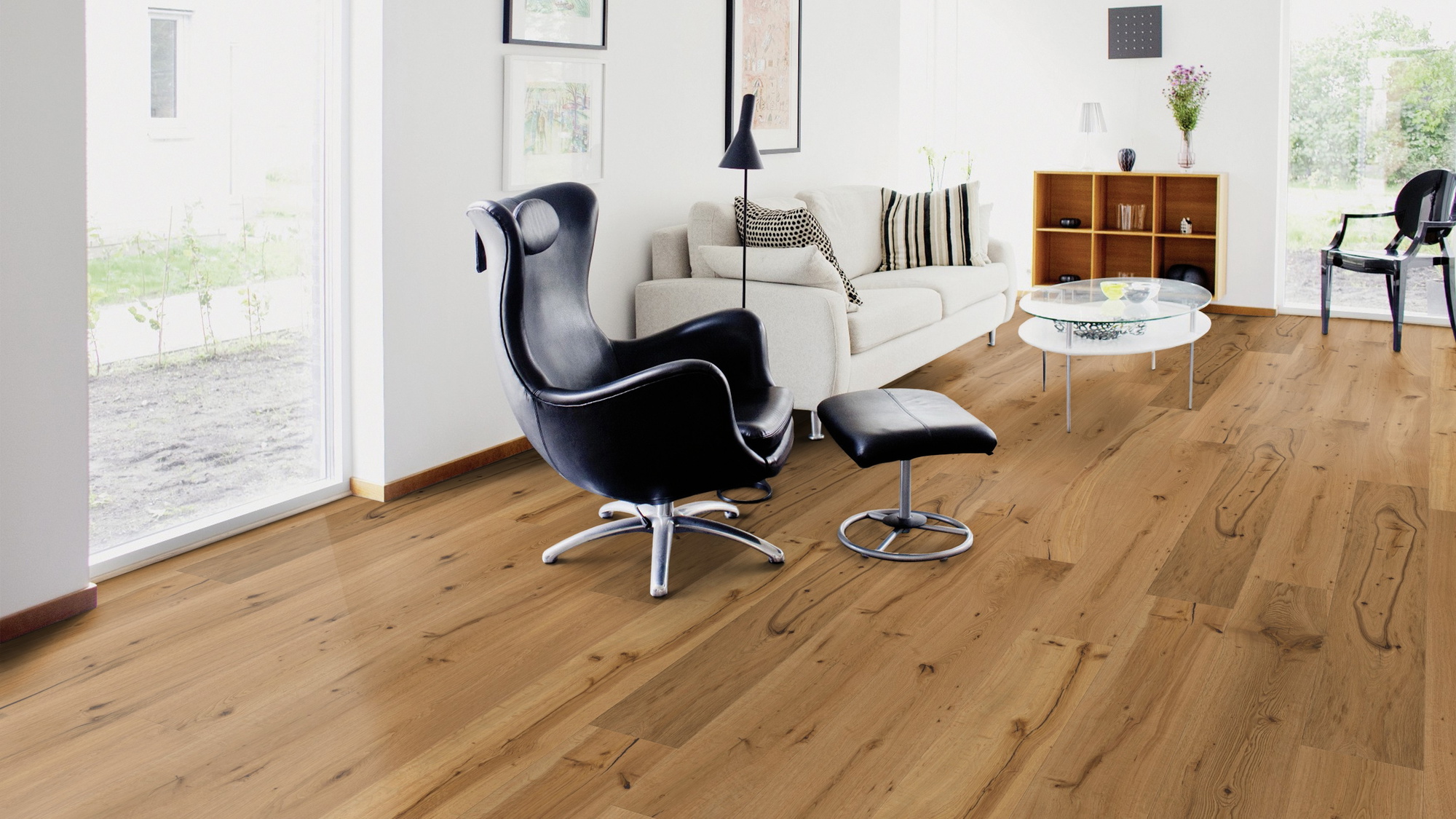 Milieubild Wohnzimmer mit Sessel und bodentiefem Fenster - Wicanders Wise Parkett Essential Hamburg Milieubild Wohnzimmer mit Sessel und bodentiefem Fenster - Wicanders Wise 82000873