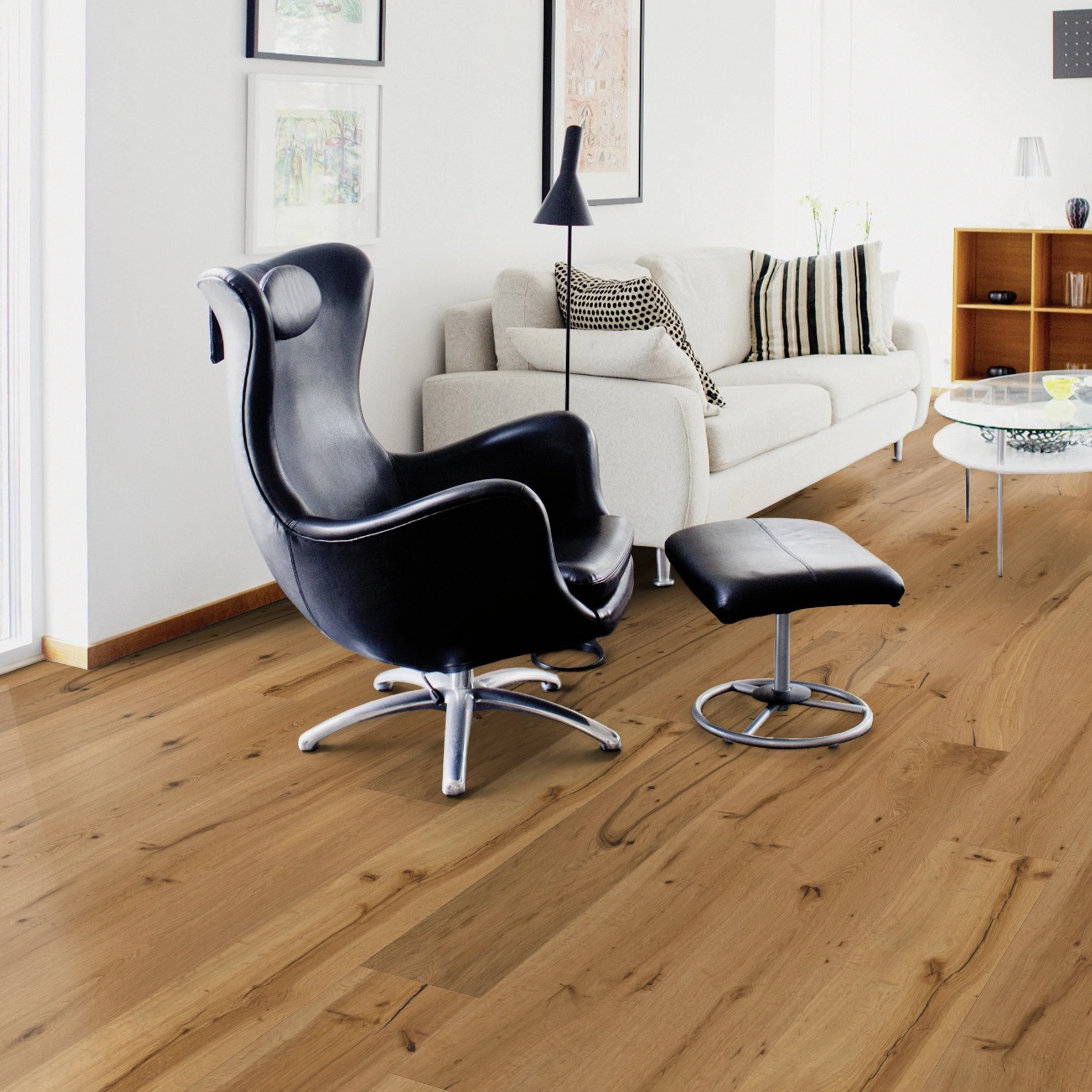 Milieubild Wohnzimmer mit Sessel und bodentiefem Fenster - Wicanders Wise Parkett Essential Hamburg Milieubild Wohnzimmer mit Sessel und bodentiefem Fenster - Wicanders Wise 82000873