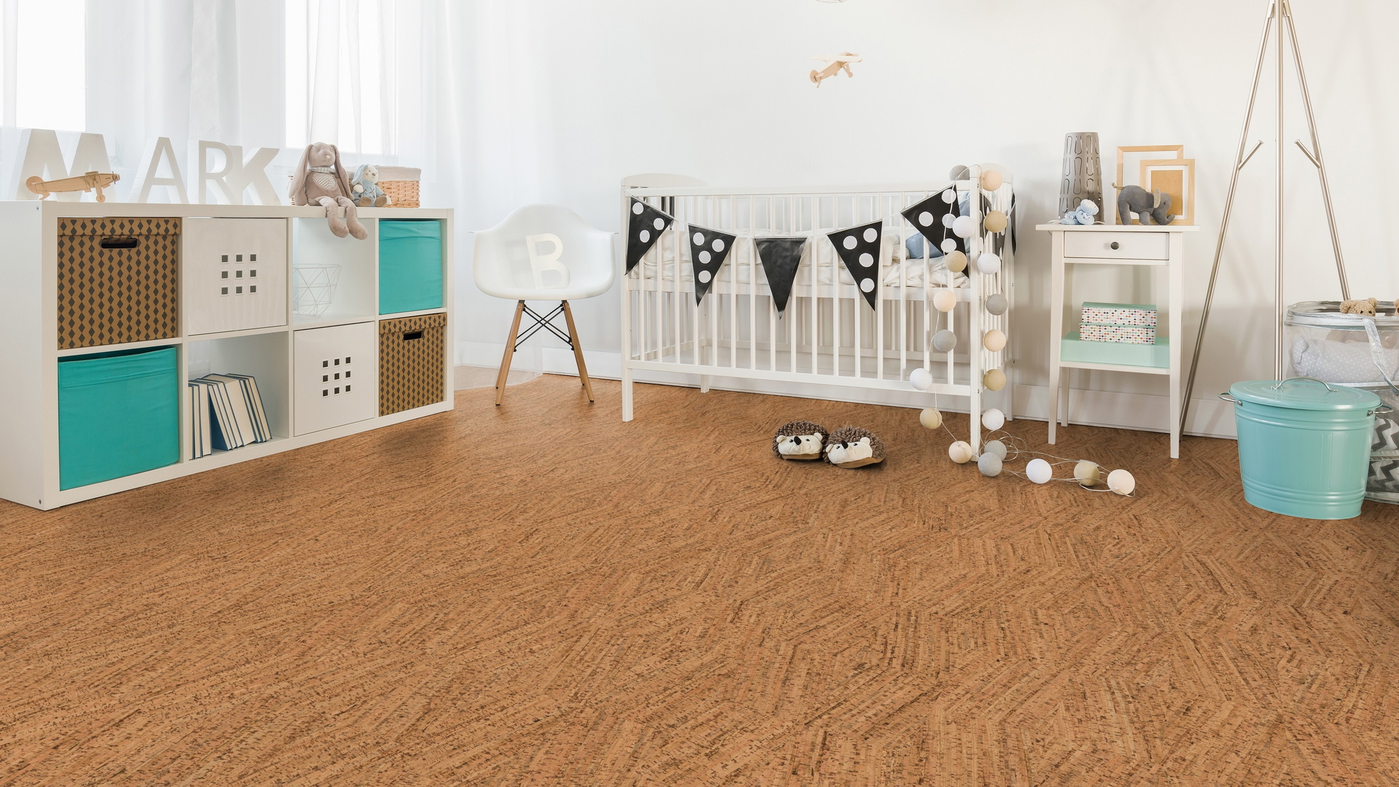 Milieubild Kinderzimmer mit weißer Krippe - Wicanders Wise HDF Klick-Korkboden cork Essence Novel Edge Natural Milieubild Kinderzimmer mit weißer Krippe - Wicanders Wise 80001300