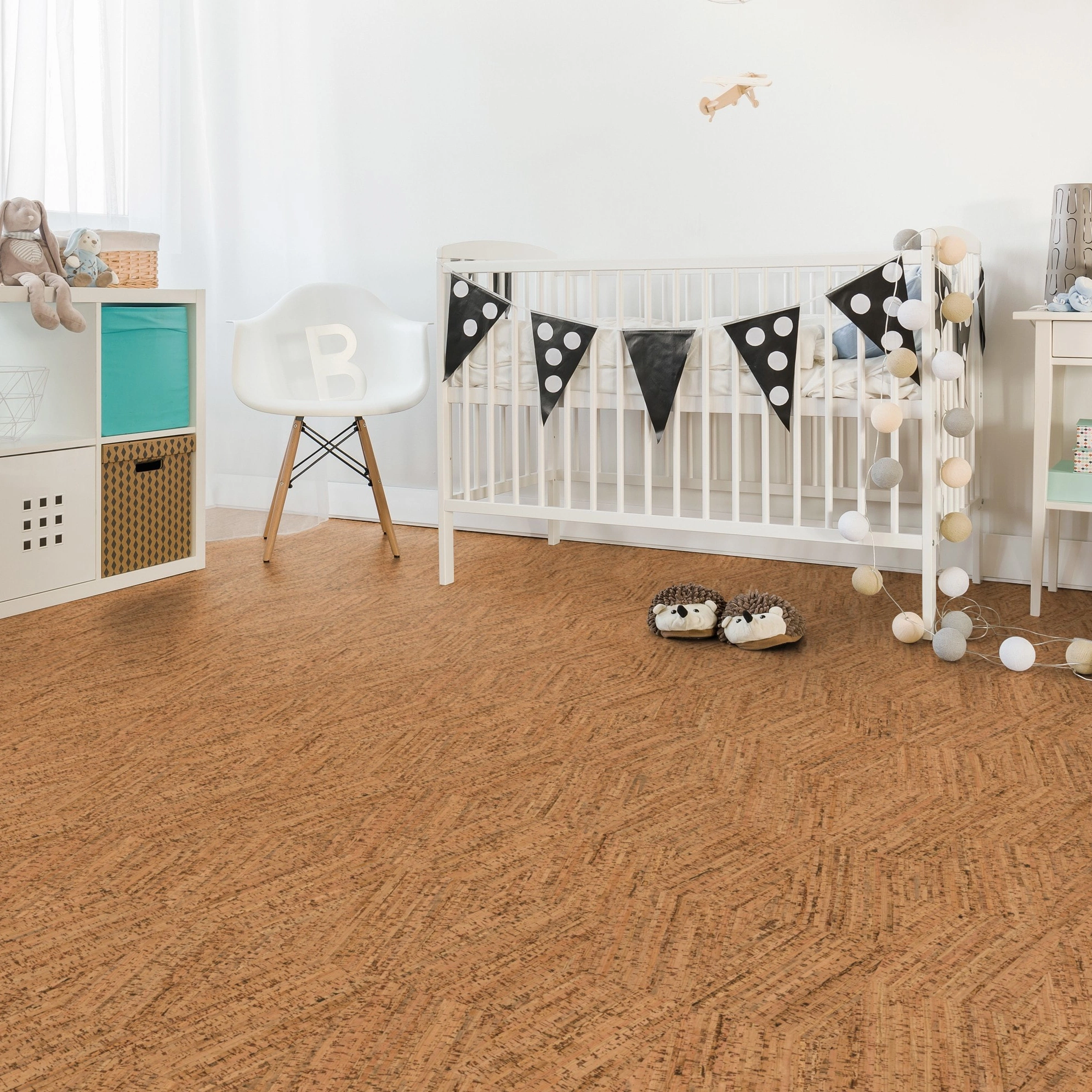 Milieubild Kinderzimmer mit weißer Krippe - Wicanders Wise HDF Klick-Korkboden cork Essence Novel Edge Natural Milieubild Kinderzimmer mit weißer Krippe - Wicanders Wise 80001300