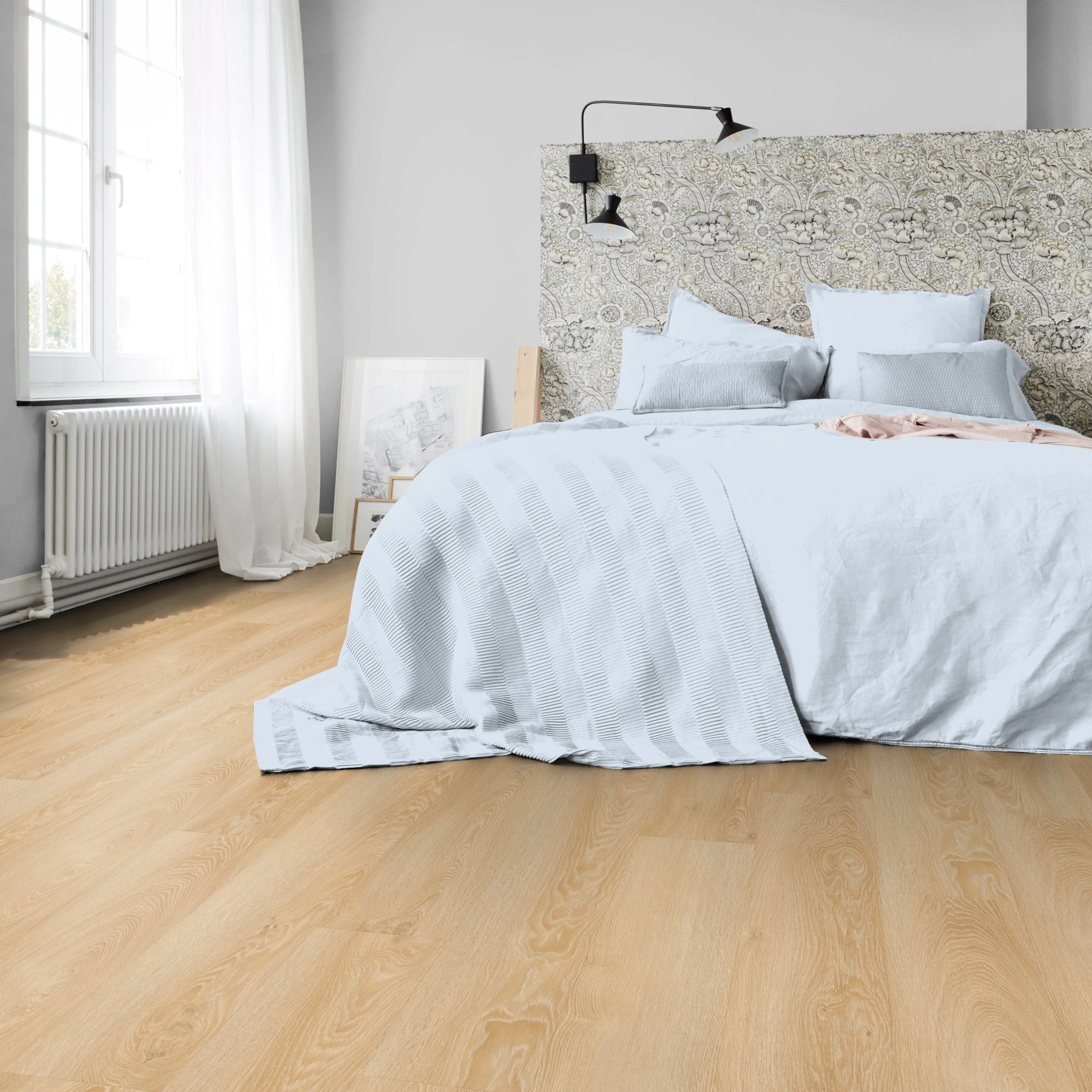 Milieubild Schlafzimmer in Stadtwohnung - Tarkett Klebe-Vinyl Essence 30 Cool Oak Classical Milieubild Schlafzimmer in Stadtwohnung - Tarkett 260055001