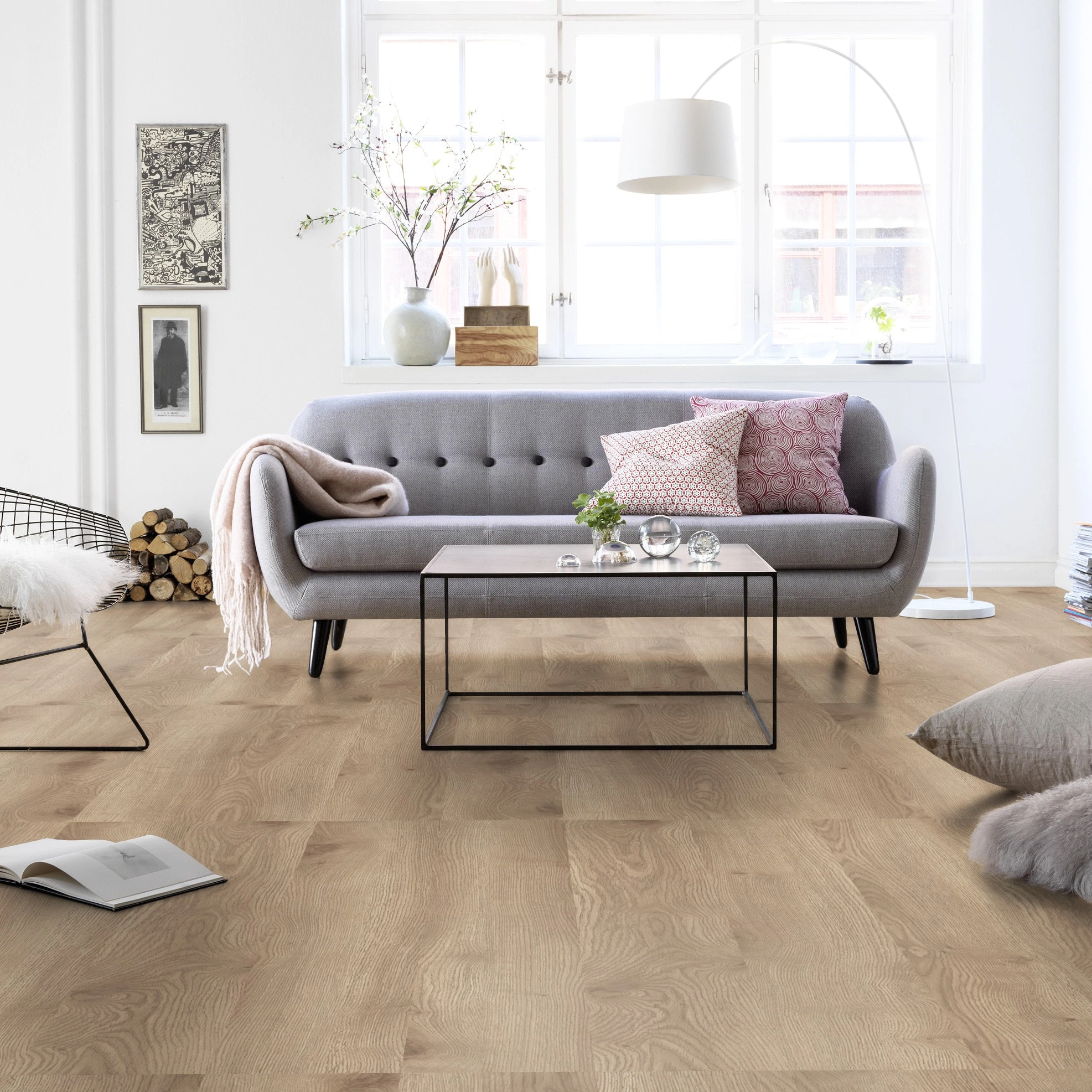 Milieubild Wohnzimmer in Stadtwohnung - Tarkett Klebe-Vinyl iD Inspiration 55 CLASSICS Contemporary Oak Natural Milieubild Wohnzimmer in Stadtwohnung - Tarkett 24513019