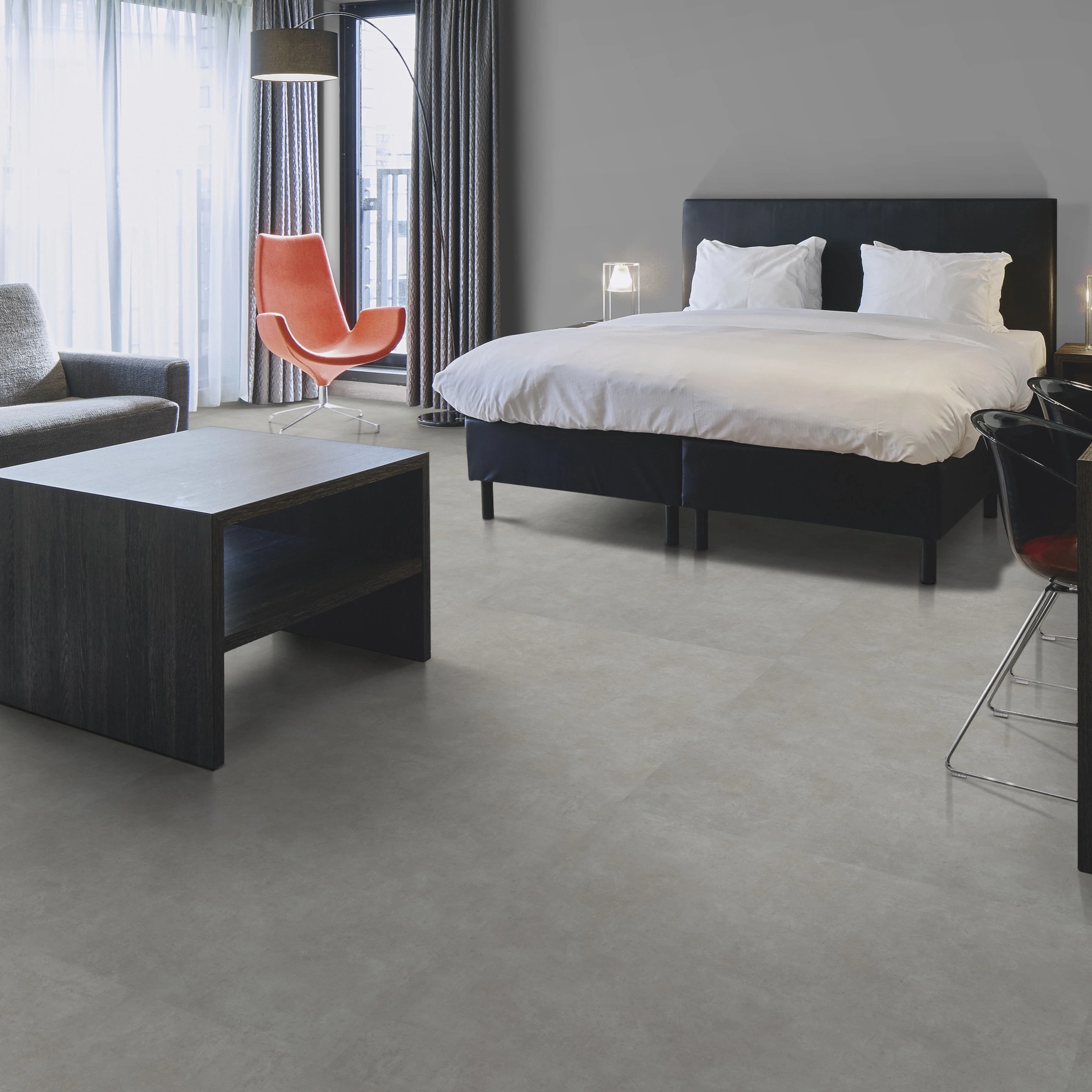 Milieubild Hotelzimmer mit Kingsize-Bett - Forbo Flooring Klebe-Vinyl Allura Dryback 0.55 Material Grigio Concrete Milieubild Hotelzimmer mit Kingsize-Bett - Forbo Flooring 220186