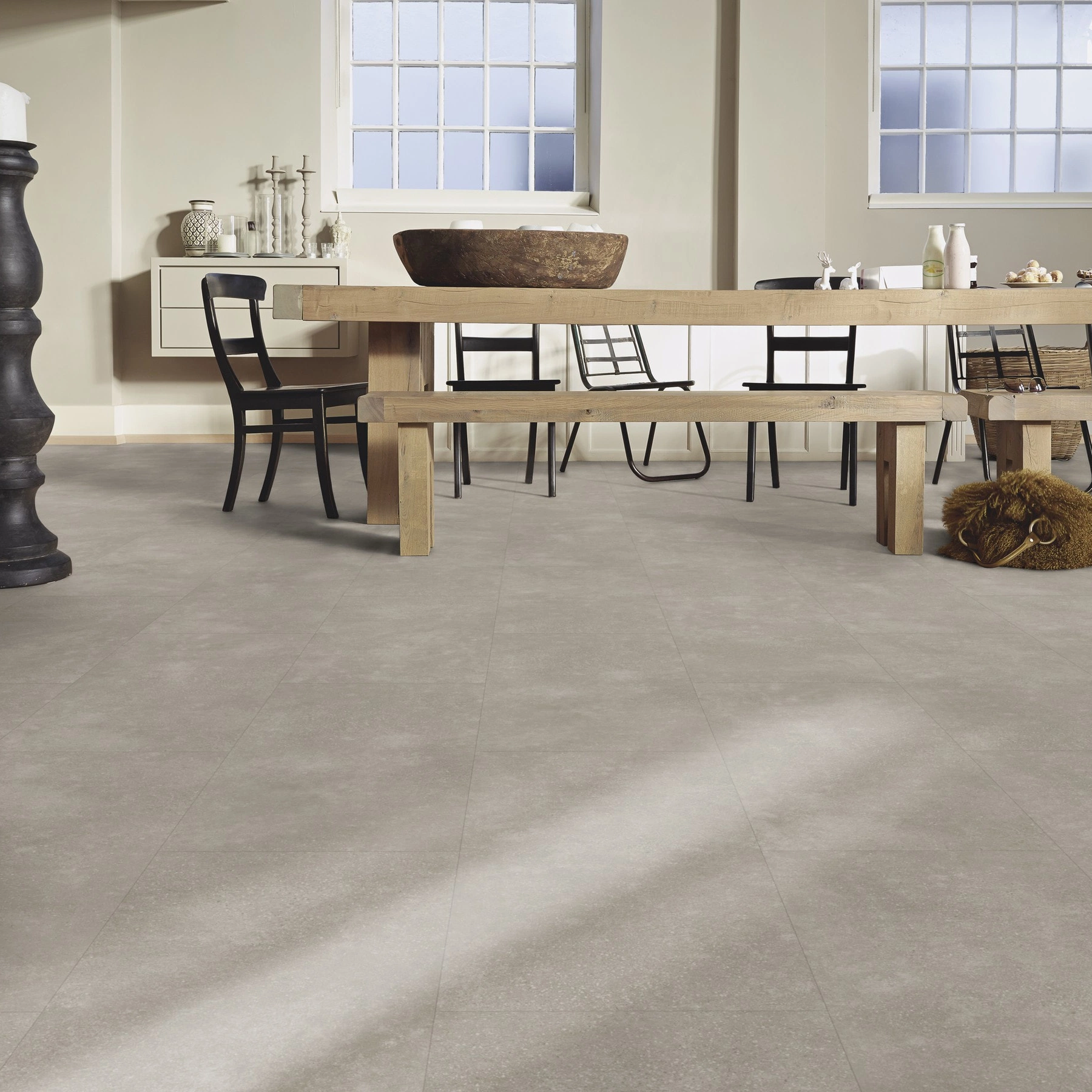 Milieubild Esszimmer mit großem Tisch - MEISTER Laminat LB 150 Mineral Stone Milieubild Esszimmer mit großem Tisch - MEISTER 600003-0857398-07137