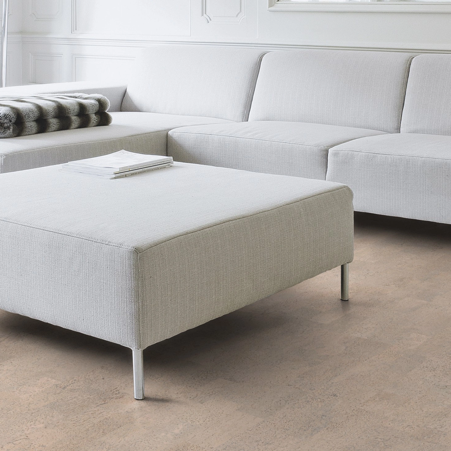 Milieubild Wohnzimmer mit Couch - Nahansicht - Wicanders Wise HDF Klick-Korkboden cork Essence Identity Timide Milieubild Wohnzimmer mit Couch - Nahansicht - Wicanders Wise 80001651