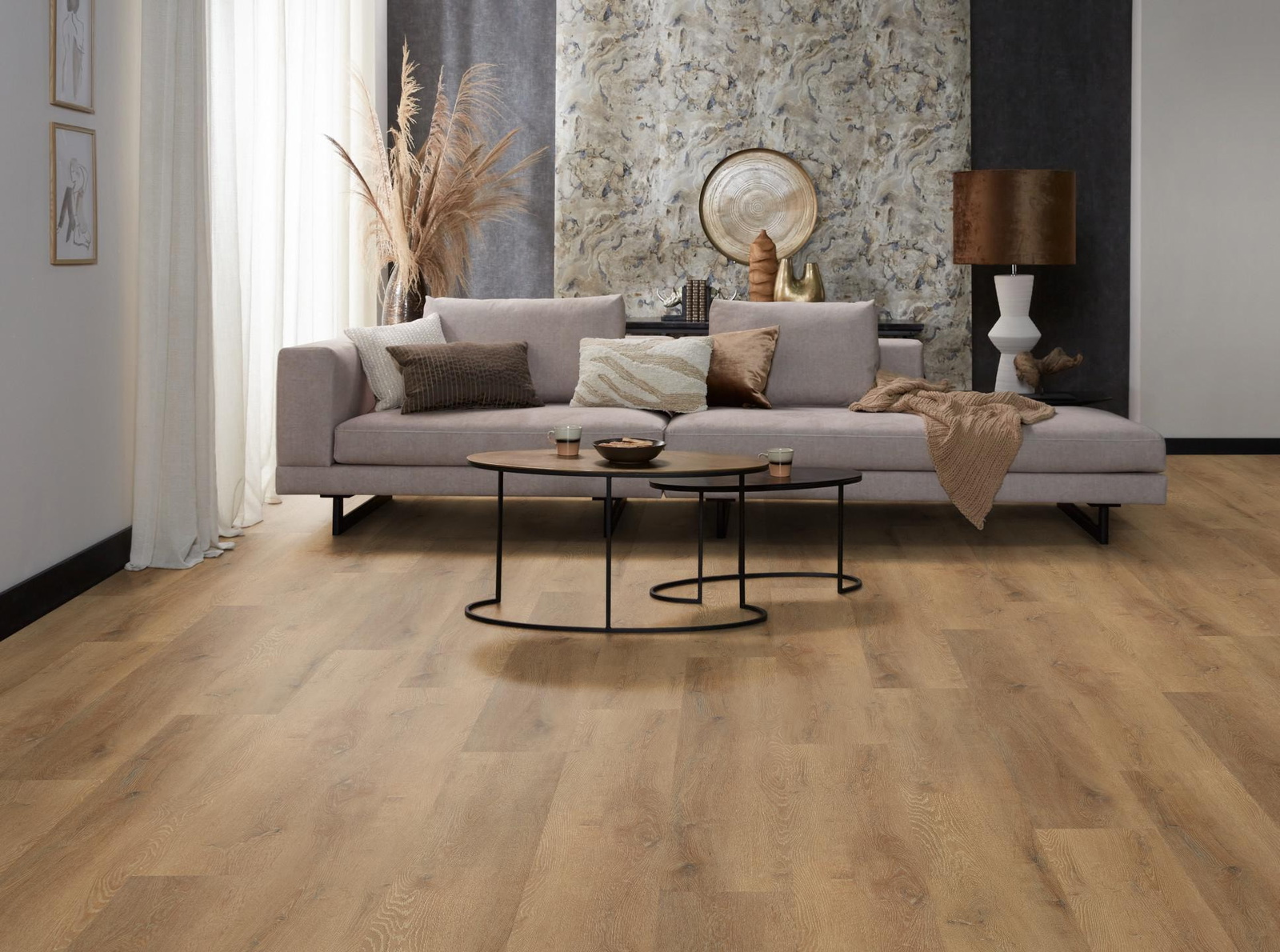 Milieubild Modernes, freundliches Wohnzimmer mit Sofa und Wandtapete - nexflor NXF-20030-008