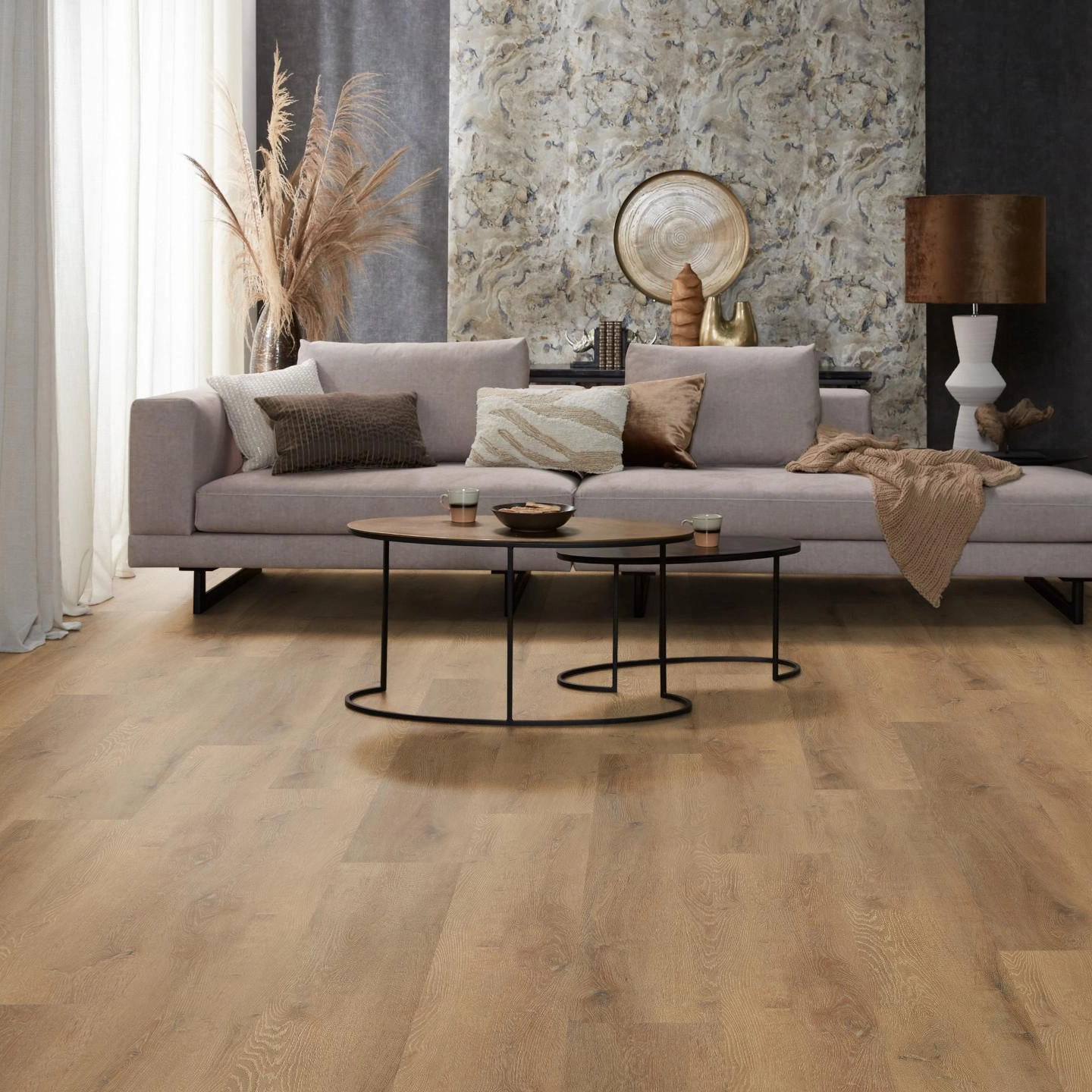 Milieubild Modernes, freundliches Wohnzimmer mit Sofa und Wandtapete - nexflor Rigid Klick-Vinyl Helios Click Collection Pylos Oak Milieubild Modernes, freundliches Wohnzimmer mit Sofa und Wandtapete - nexflor NXF-20030-008